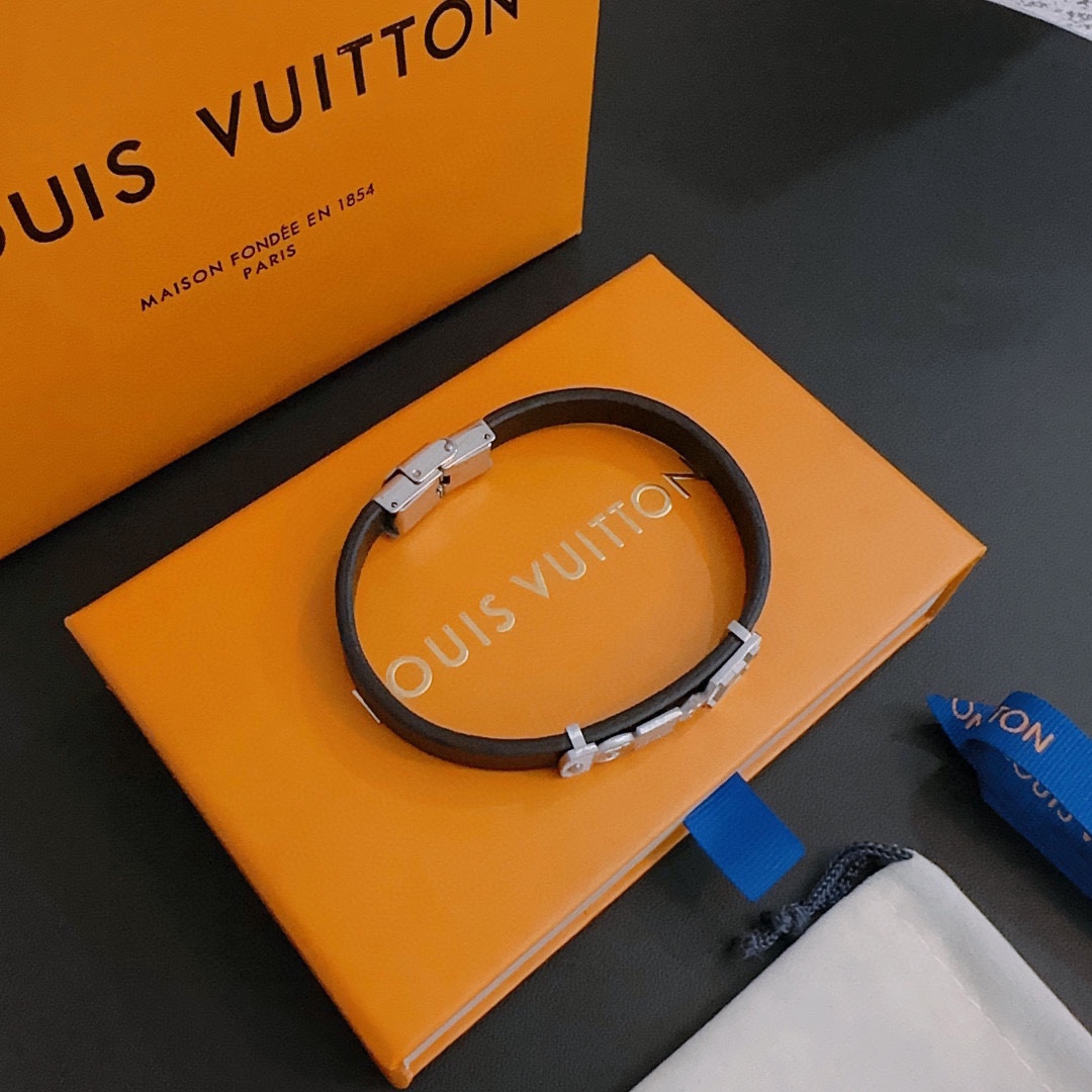Louis Vuitton Cowhide bracelet, couple's style, length 22cm, adjustable and changeable