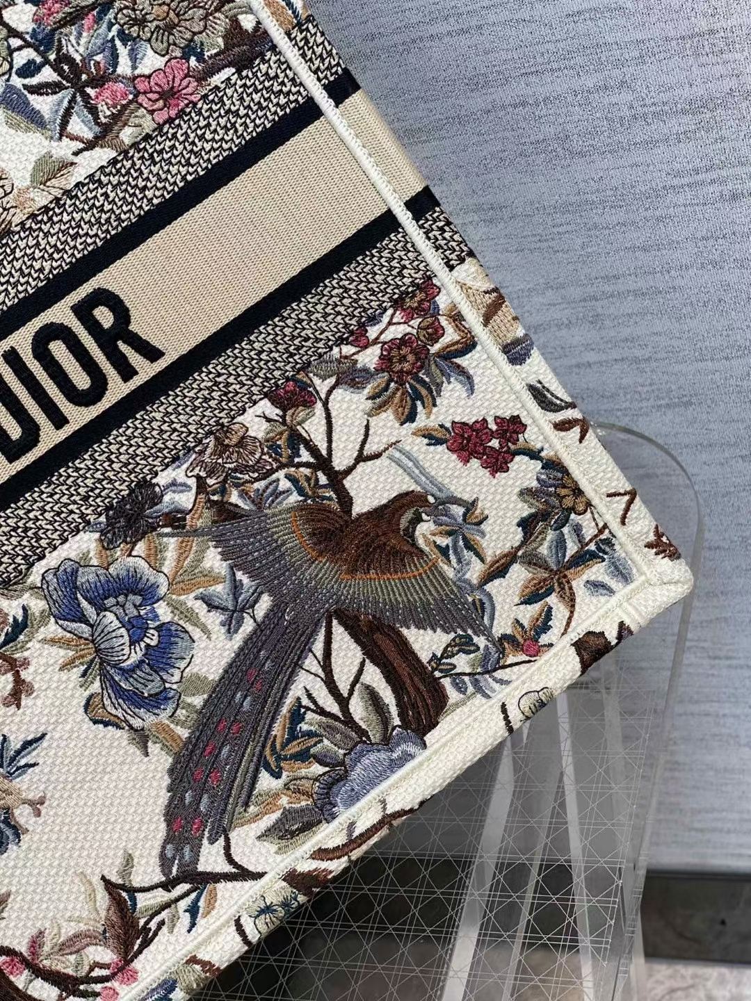 DIOR TOTE Magpie White Limited Edition Collection