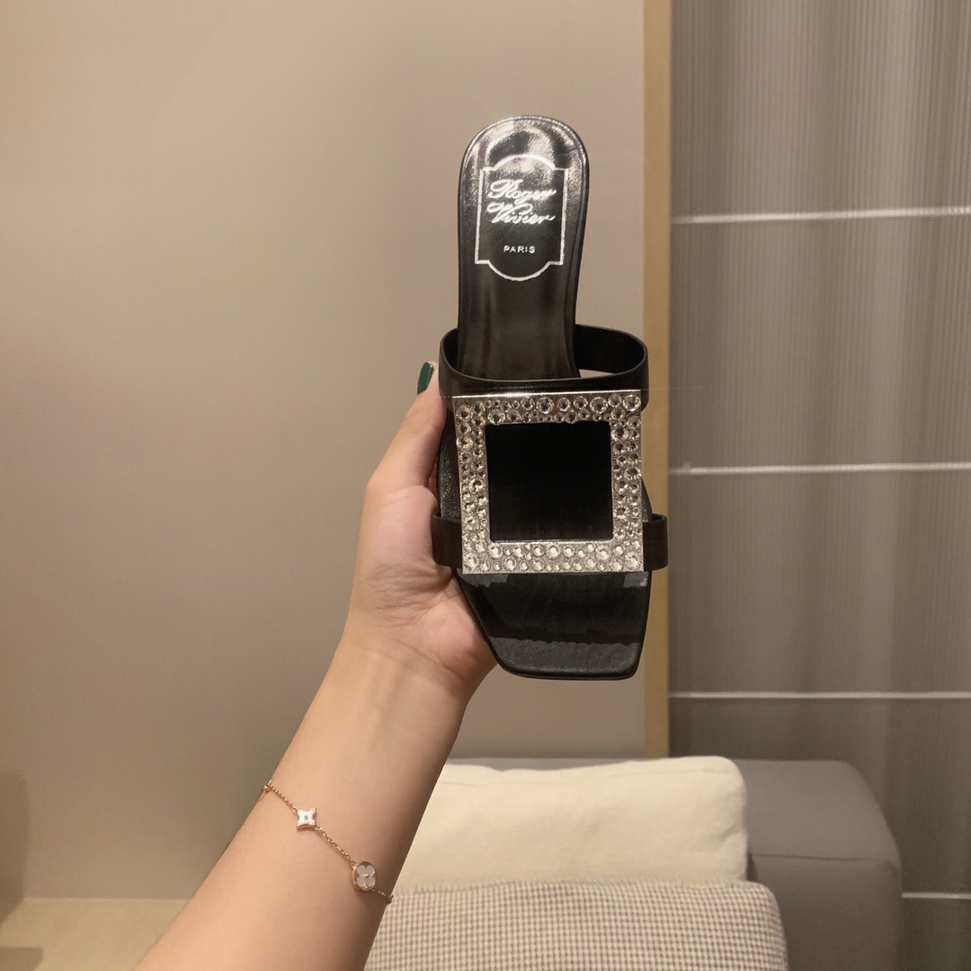 Roger vivier | 𝟐𝟎𝟐𝟏/𝐒𝐒 𝐧𝐞𝐰 2021 Summer Slippers Bikiviv' Metal Buckle PVC Mule Shoes