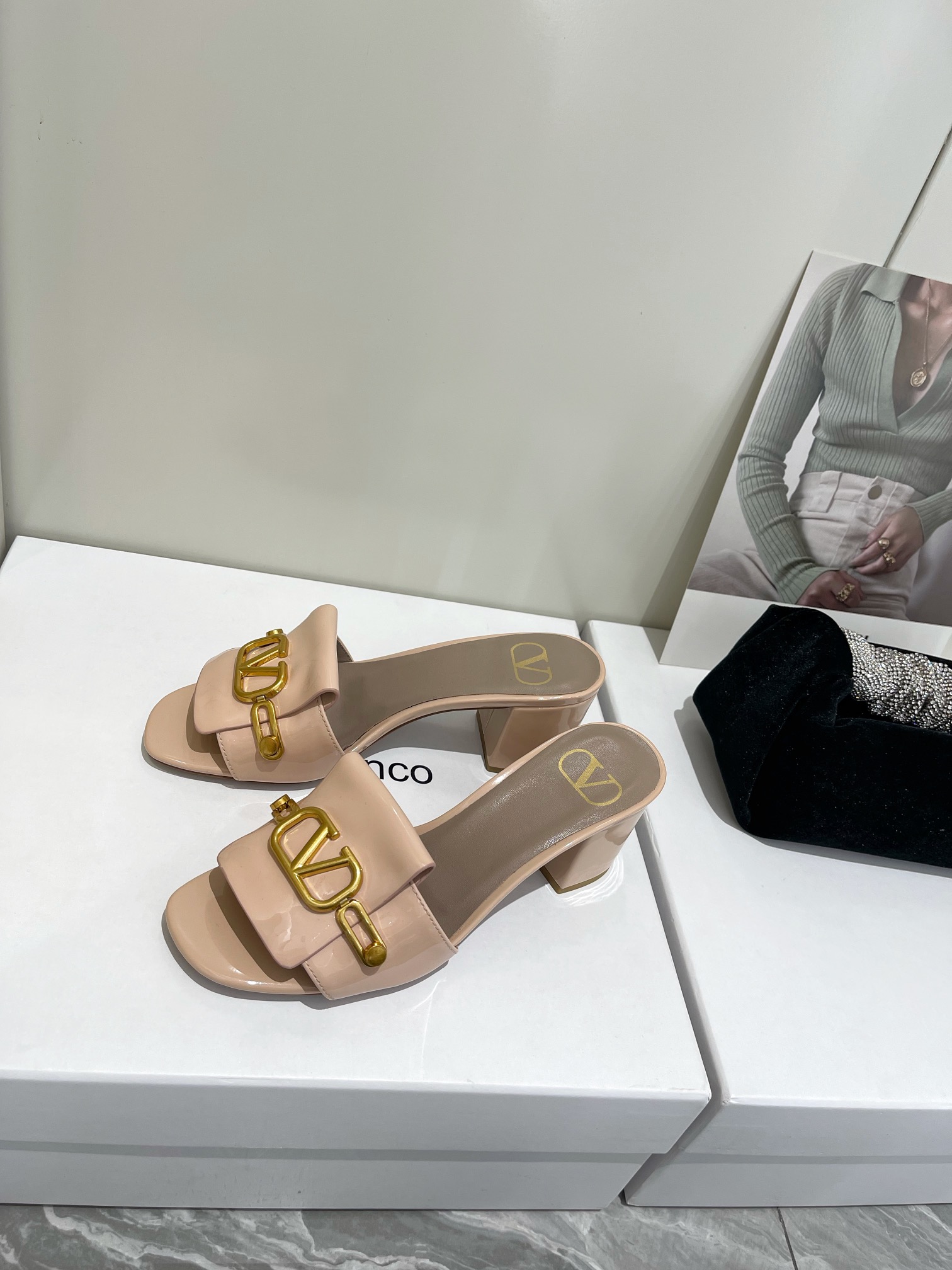 【Valentino】𝟐𝟎𝟐𝟏/𝐒𝐒 𝐧𝐞𝐰  Valentino 2022 / fw spring and summer new women's slippers