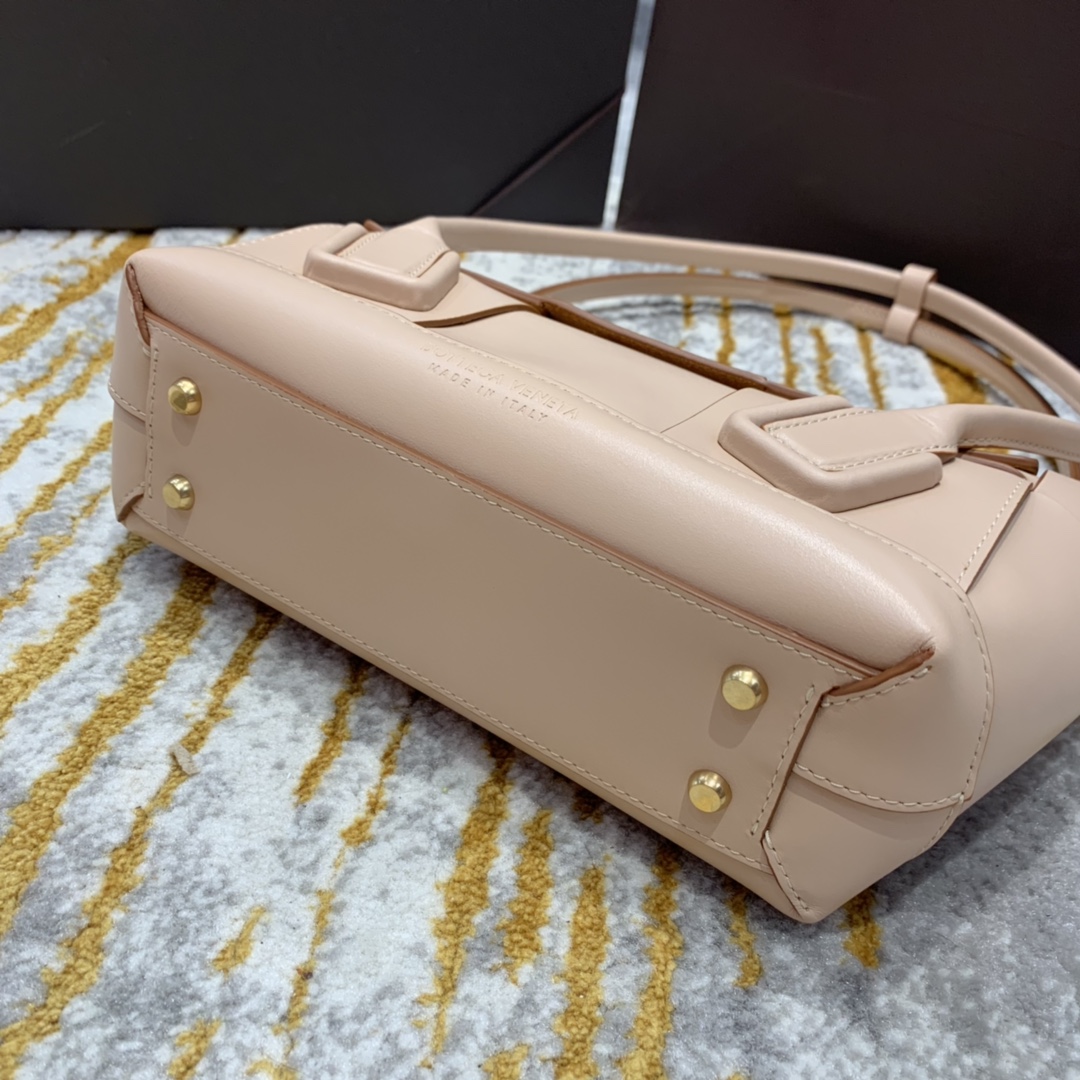 Bottega Veneta  𝙏𝙝𝙚 𝘼𝙧𝙘𝙤 𝟯𝟯 #575943