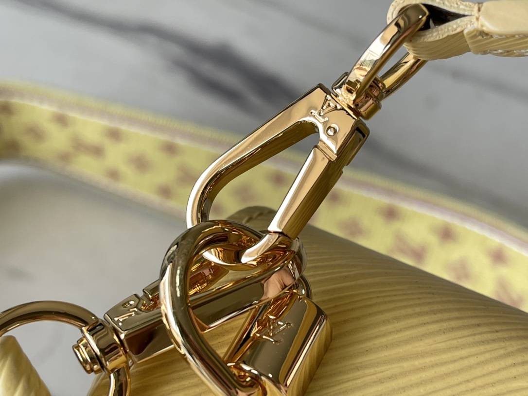 𝐋𝐎𝐔𝐈𝐒 𝐕𝐔𝐈𝐓𝐓𝐎𝐍 M22038 This Twist Medium Bag