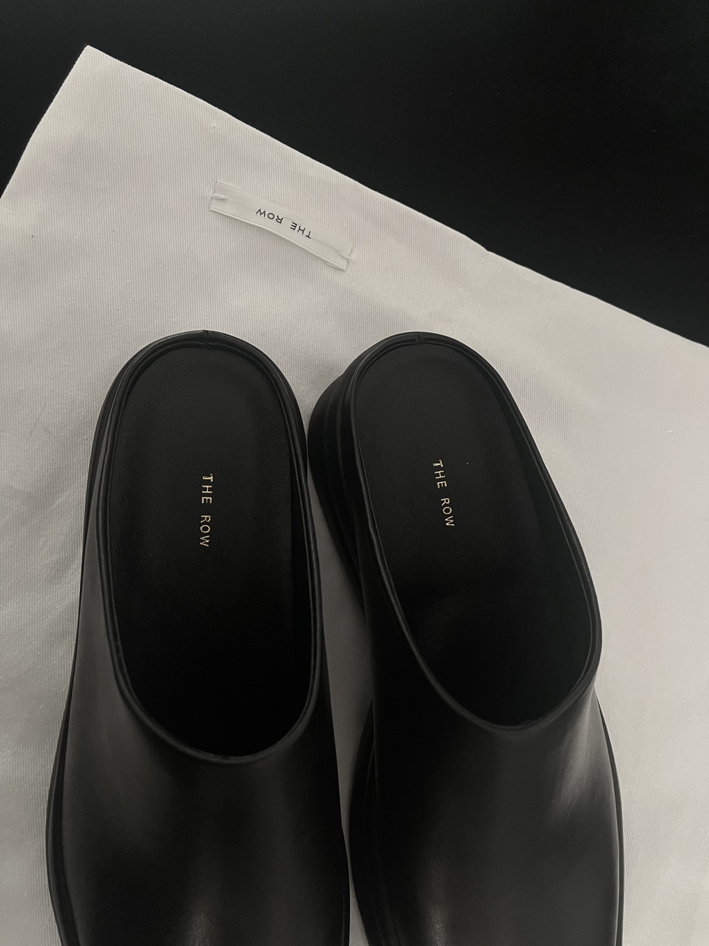 𝐓𝐇𝐄 𝐑𝐎𝐖｜𝟐𝟎𝟐𝟐/𝐒𝐒 𝐧𝐞𝐰 Still as usual minimalist design minimalist versatile Imported calfskin