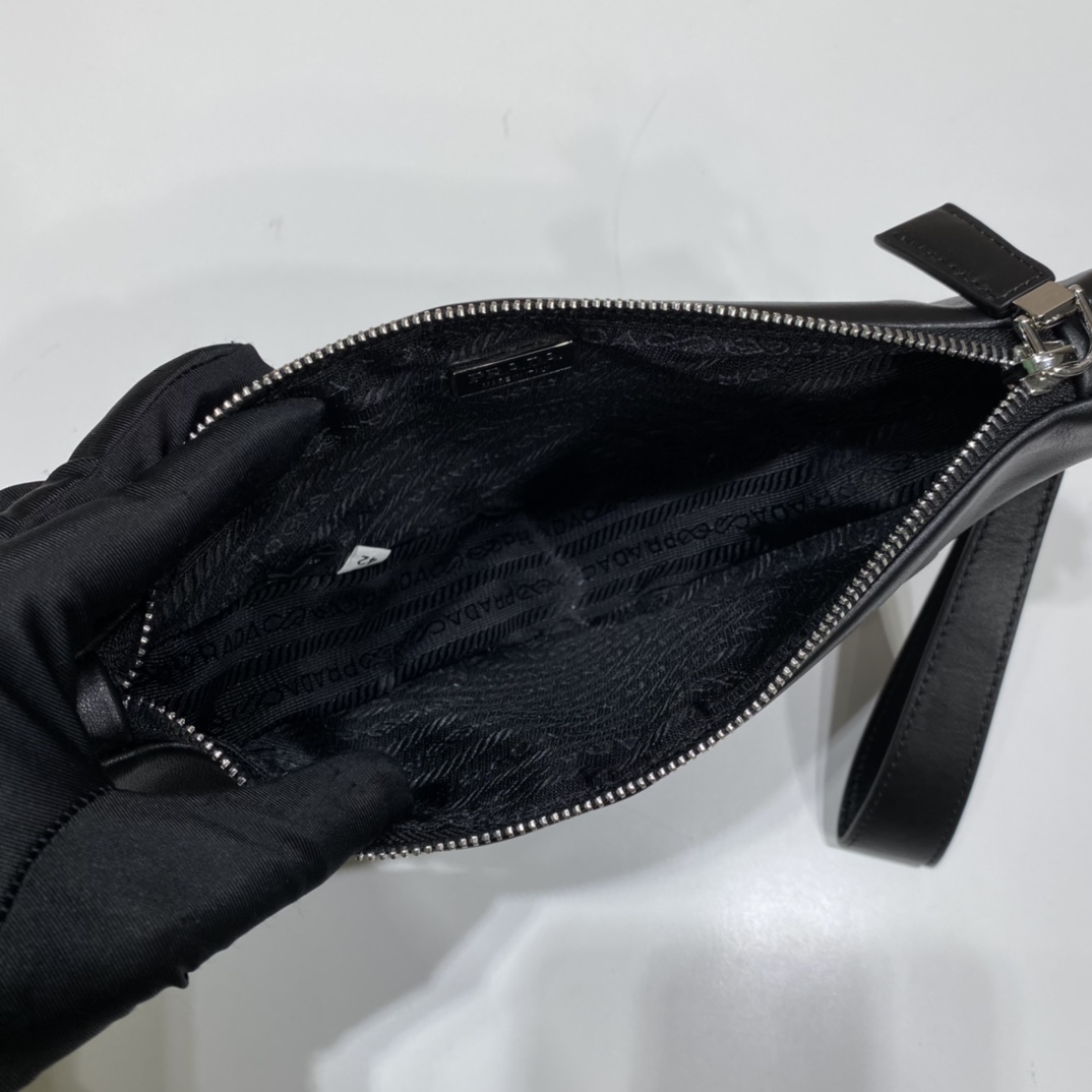 𝐏𝐑𝐀𝐃𝐀 Triangle Handbag 1NE039
