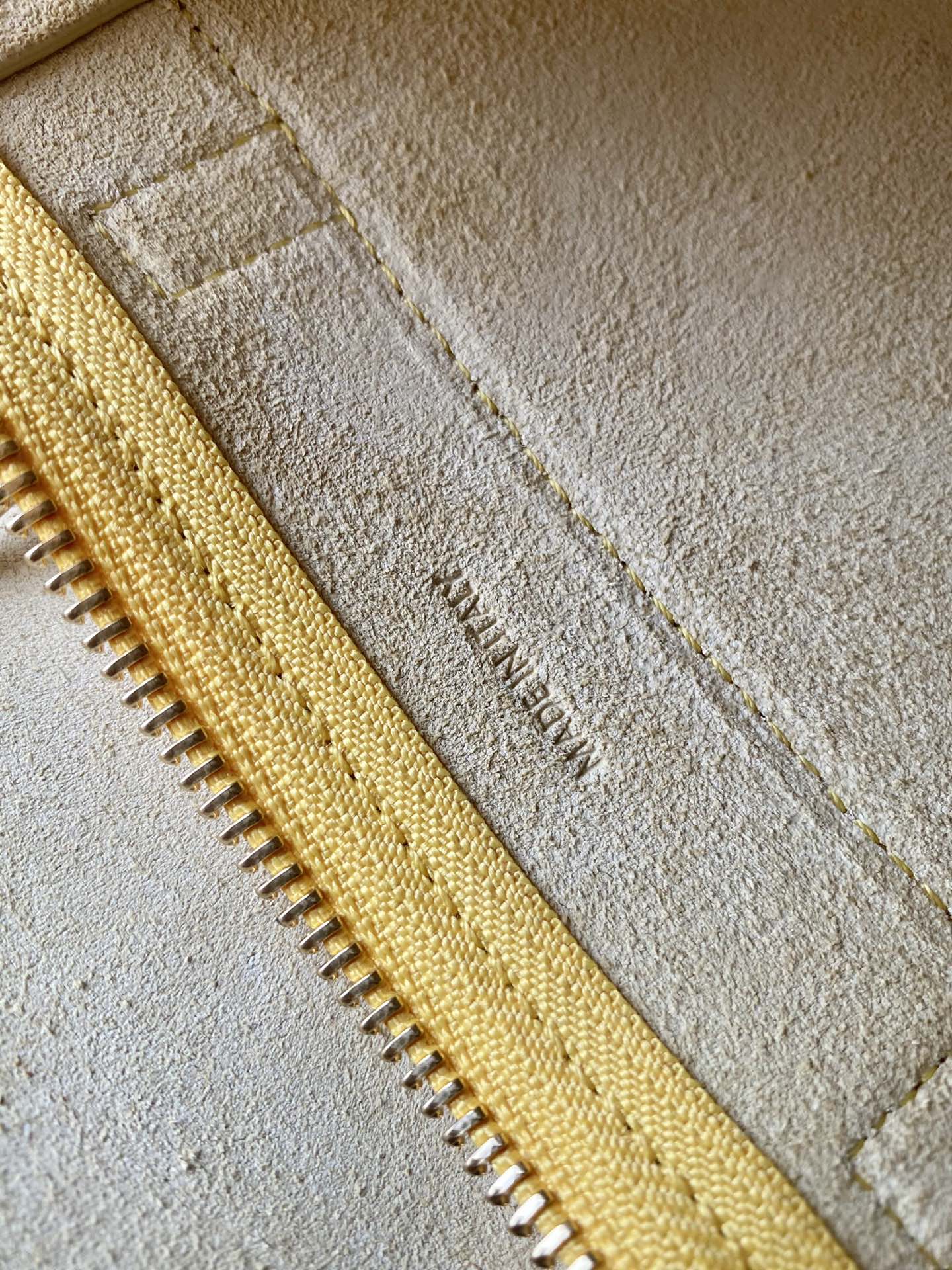 𝐂𝐞𝐥𝐢𝐧𝐞 𝐛𝐞𝐥𝐭 𝐩𝐢𝐜𝐨 𝟏𝟔𝐜𝐦 Grained Calfskin Bag