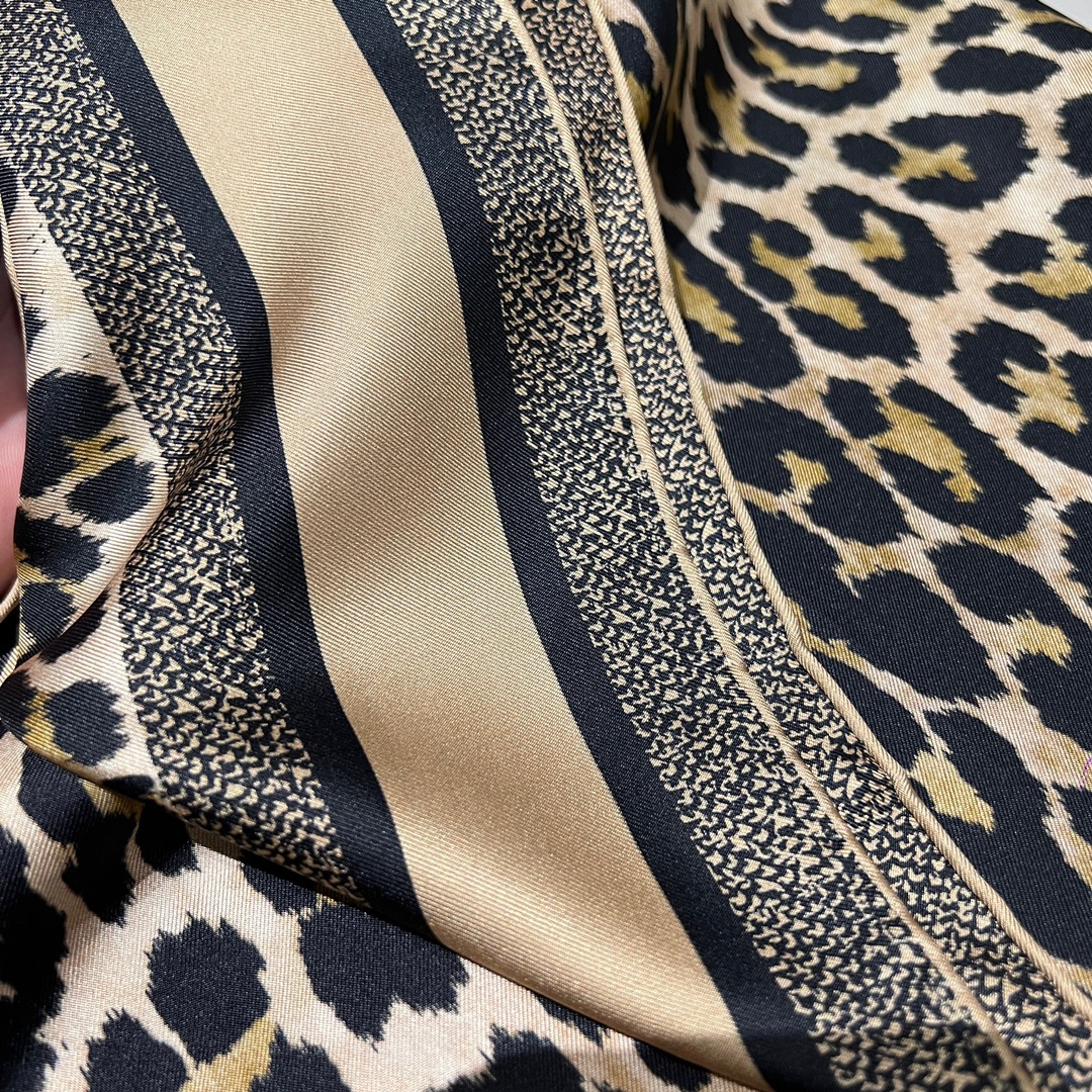𝐃𝐢𝐨𝐫 ·《Leopard Print Square Scarf》 Gold 100% Silk