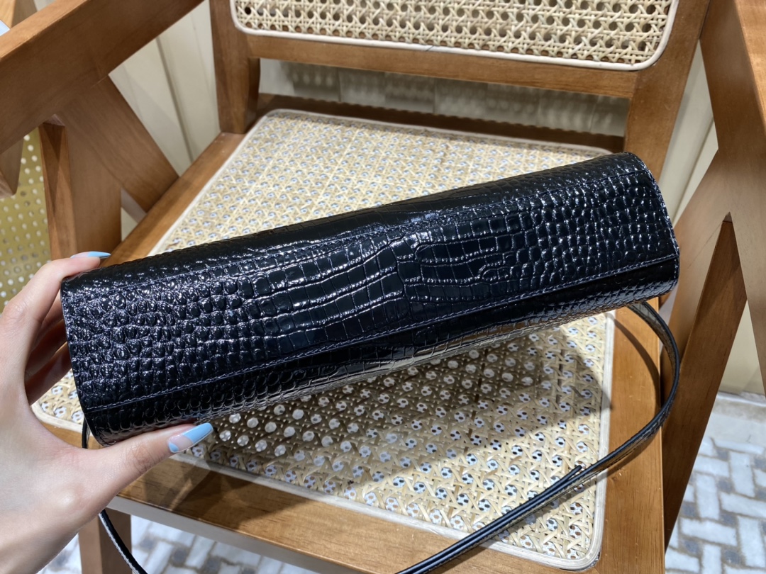 SAINT LAURENT 𝑴𝒂𝒏𝒉𝒂𝒕𝒕𝒂𝒏 〈Original leather version〉#579271