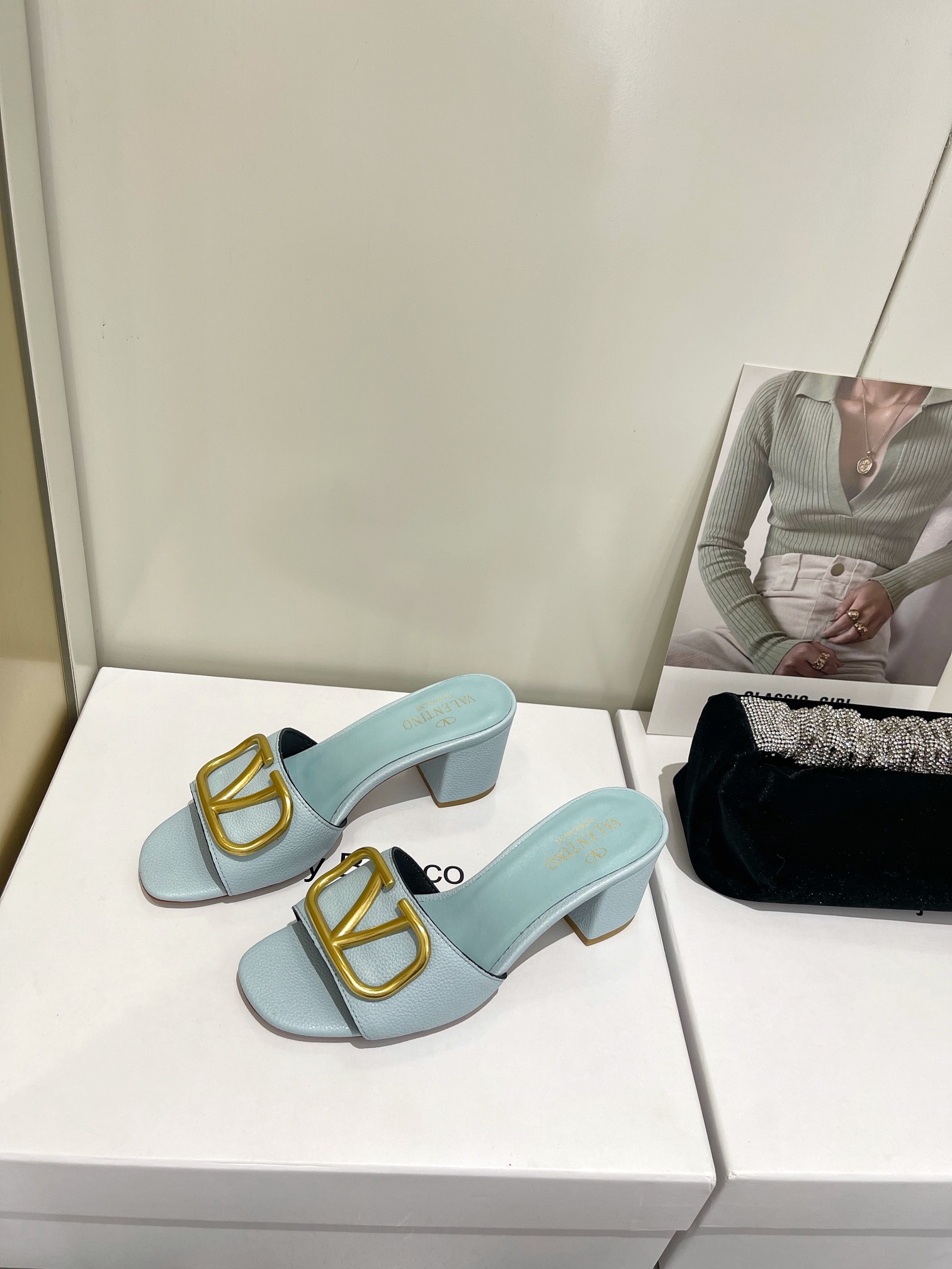 【Valentino】𝟐𝟎𝟐𝟏/𝐒𝐒 𝐧𝐞𝐰  Valentino 2022 / fw spring and summer new women's slippers