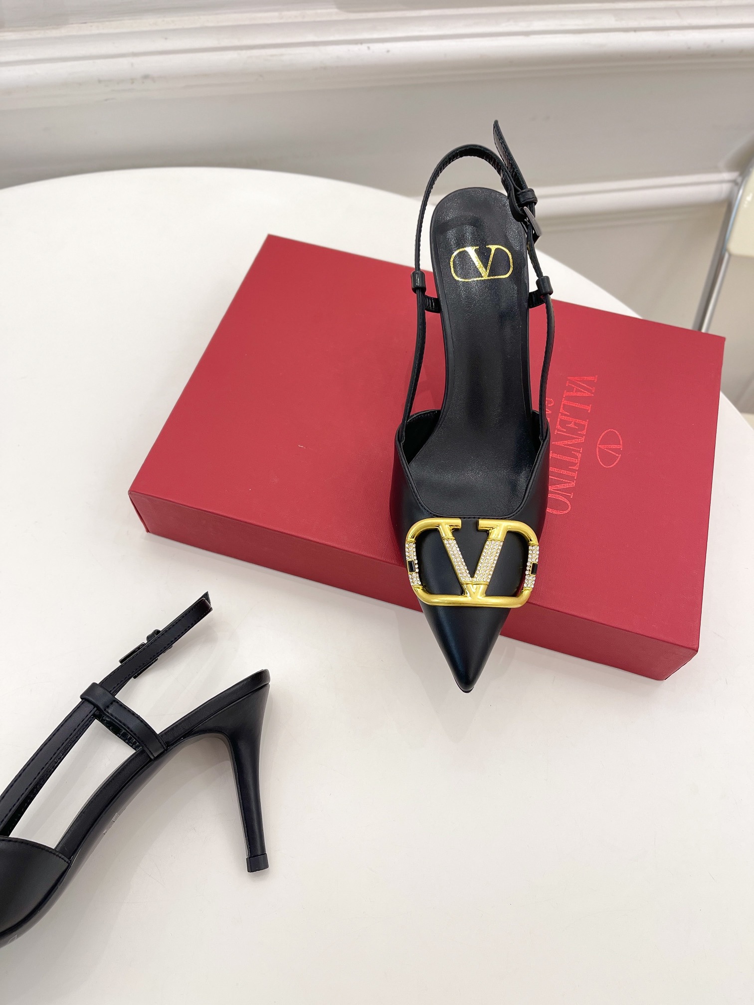 【Valentino】𝟐𝟎𝟐𝟏/𝐒𝐒 𝐧𝐞𝐰 Valentino 2022 spring and summer new large V diamond buckle high heels on the new