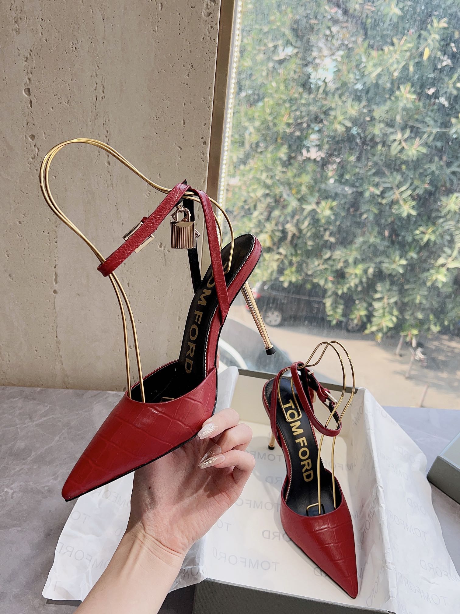 𝐓𝐎𝐌𝐅𝐎𝐑𝐃｜𝟐𝟎𝟐𝟑𝐒𝐒/𝐧𝐞𝐰  Dolce & Ga women's jeweled buckle jacquard raglan heels