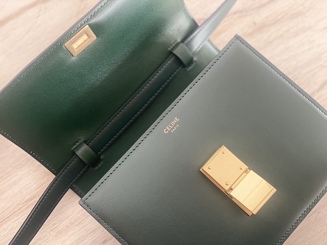 𝐂𝐞𝐥𝐢𝐧𝐞 Box Teen bag in polished calfskin