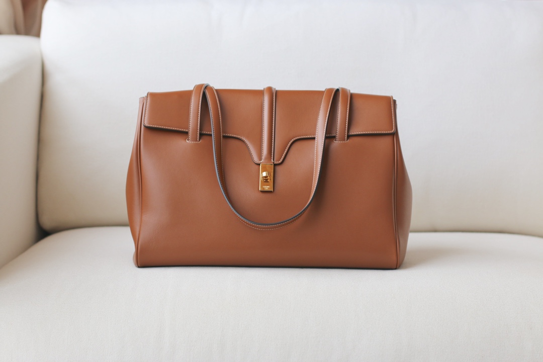 𝐂𝐞𝐥𝐢𝐧𝐞 soft 16 large soft bag in smooth calfskin