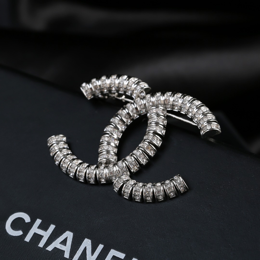 CHANEL🇫🇷Xiaoxiang's latest autumn and winter crystal brooch