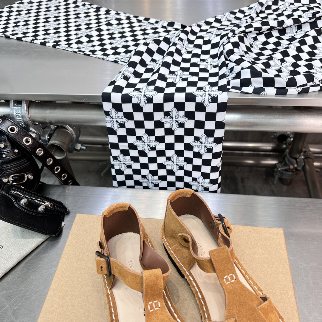 𝐒𝐭𝐞𝐯𝐞 𝐌𝐨𝐧𝐨｜𝟐𝟎𝟐𝟑𝐒𝐒/𝐧𝐞𝐰 A pair of fully handmade sandals using Goodyear practices