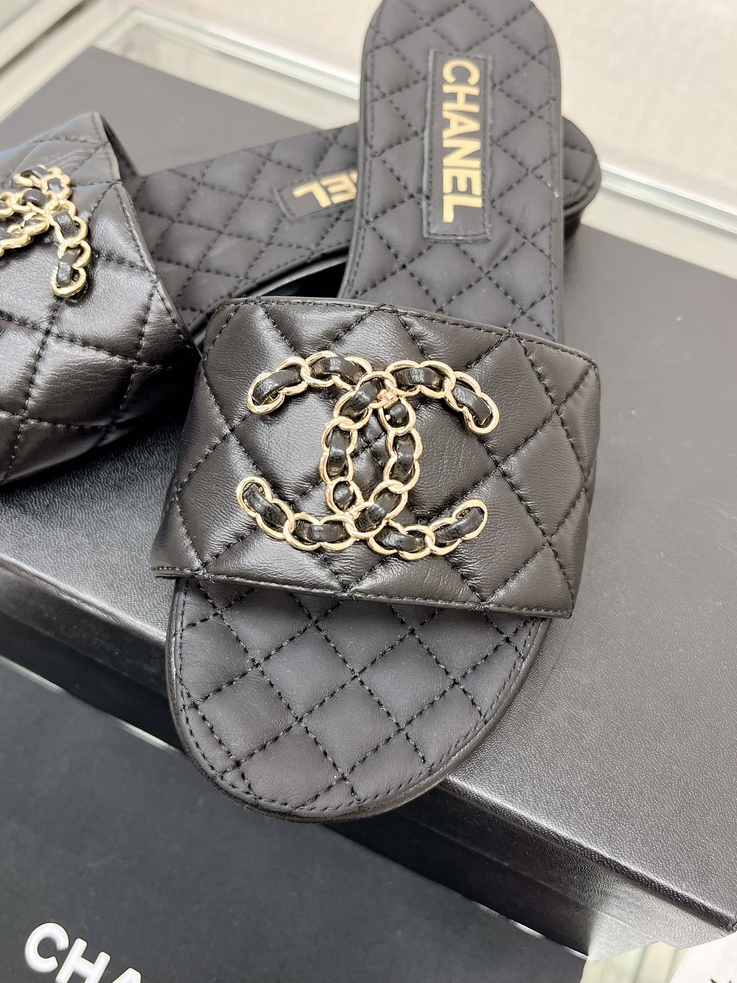 CHANEL 23Ss new diamond check chain double C buckle metal heel slippers sheepskin lining