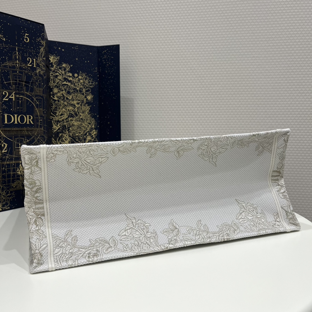 DIOR TOTE Christmas Limited Edition Collection