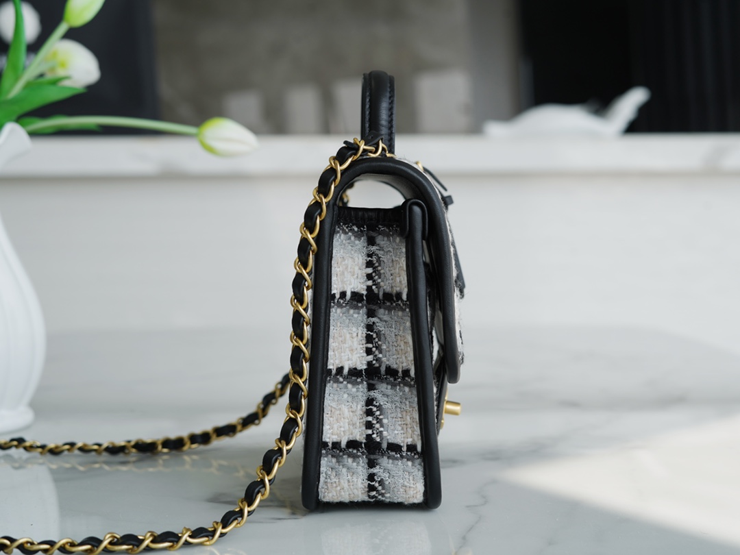 𝗖𝗛𝗔𝗡𝗘𝗟✦ Tweed 𝟮𝟮k Tweed Small Black and White Messenger Tofu Bag 🤍