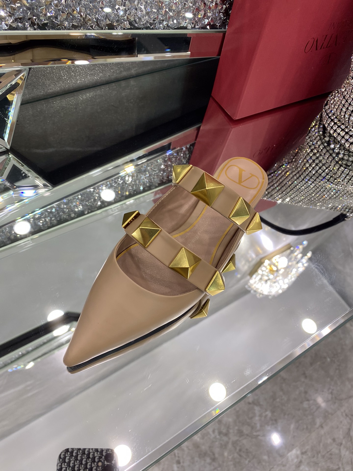 【Valentino】𝟐𝟎𝟐𝟏/𝐒𝐒 𝐧𝐞𝐰 The latest series of counter perfect details original matte open edge bead leather