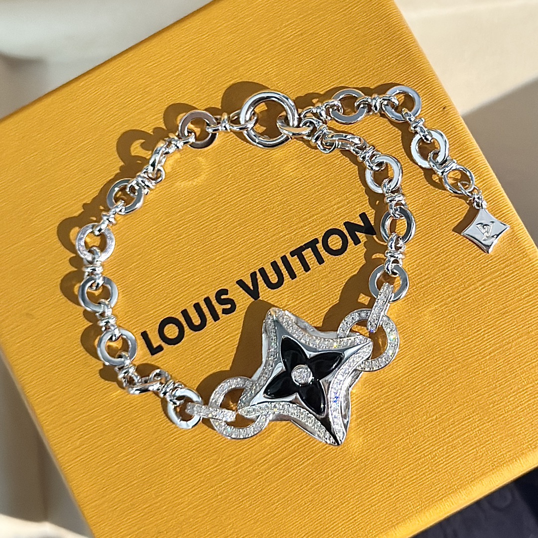 Louis Vuitton Four-leaf clover bracelet in platinum and sterling silver