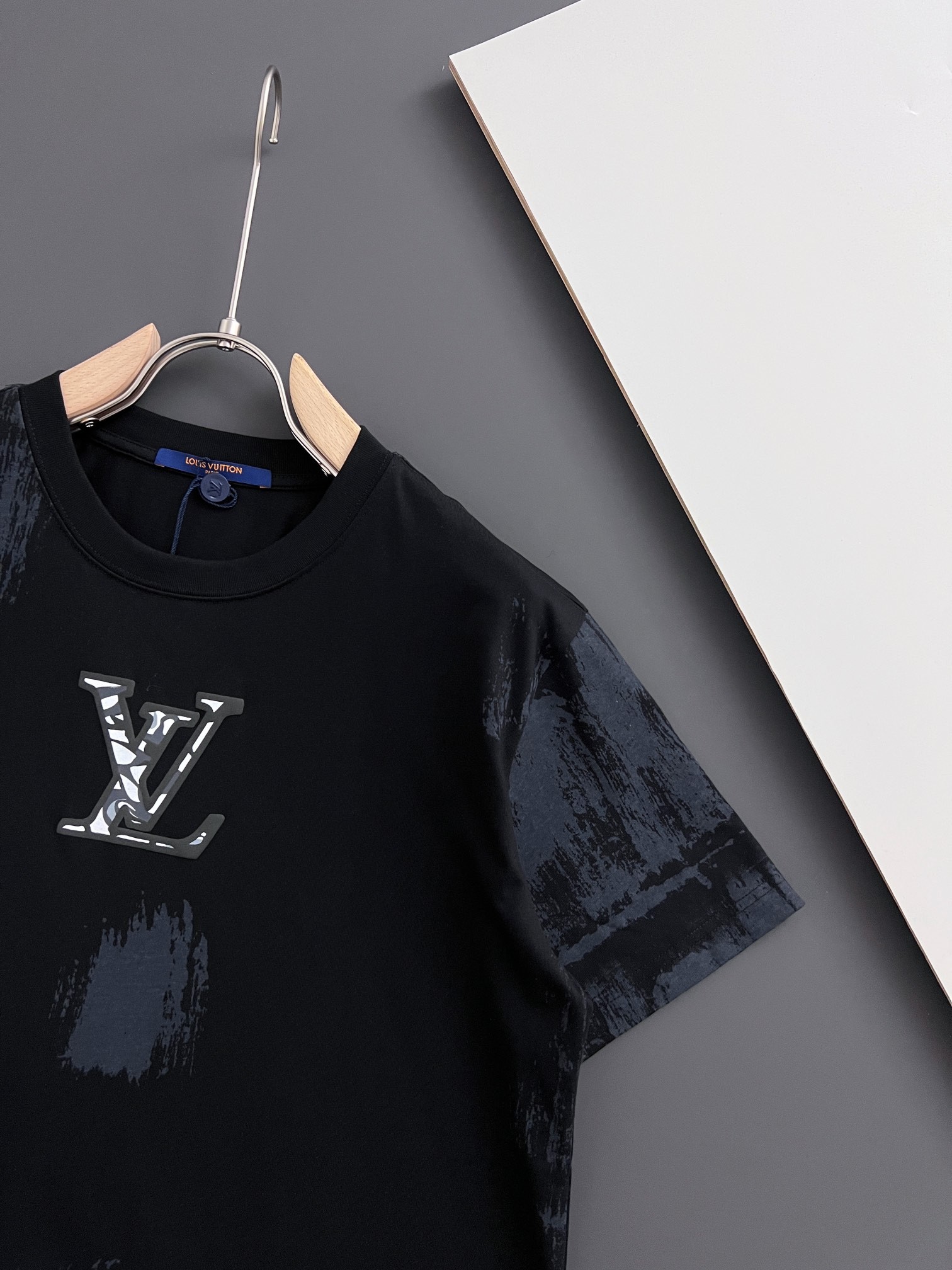 Louis Vuitton 24 classic embroidered pockets with trendy t-shirts