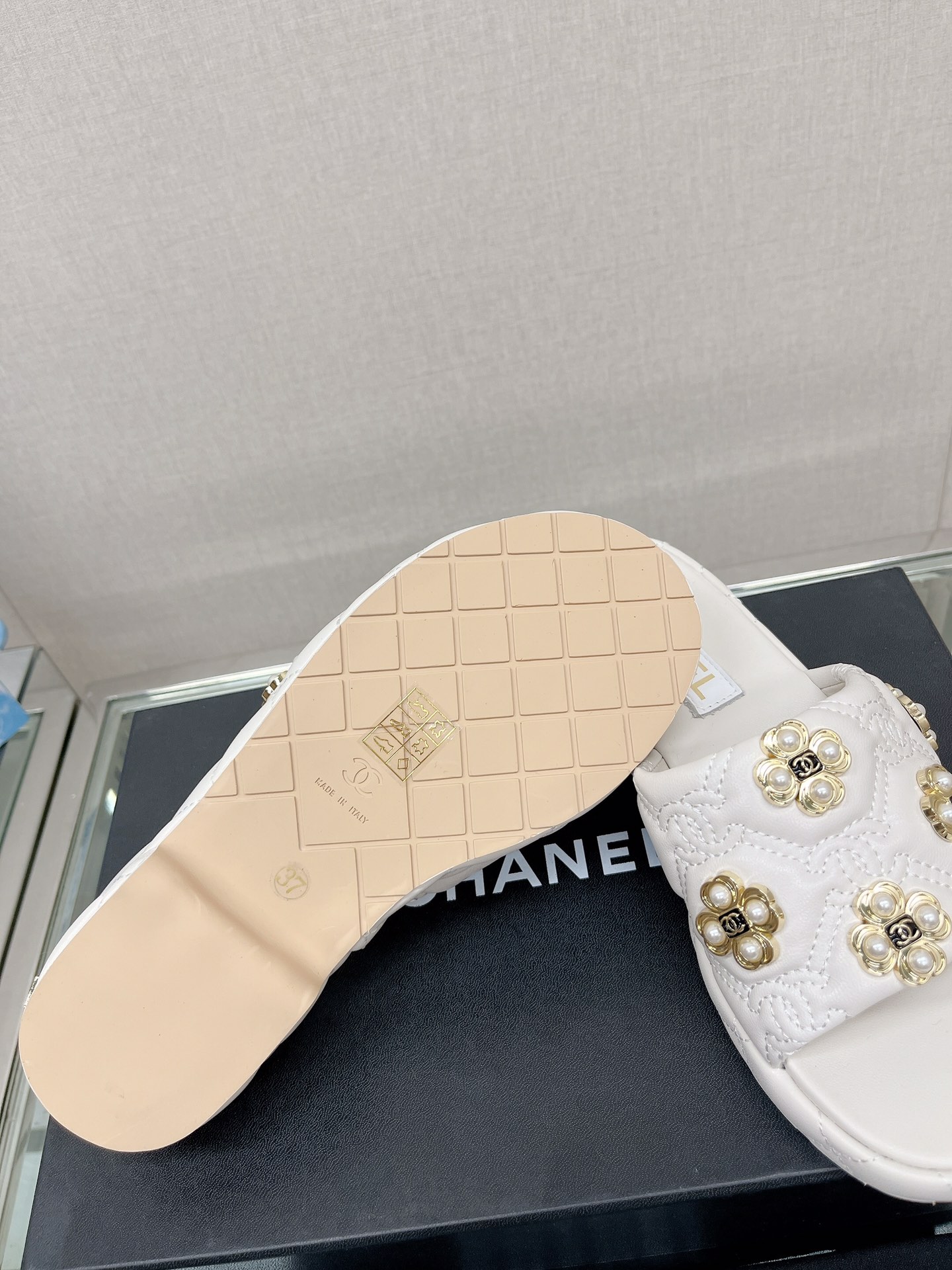 CHANEL water table thick bottom pearl flower slippers original rubber sole