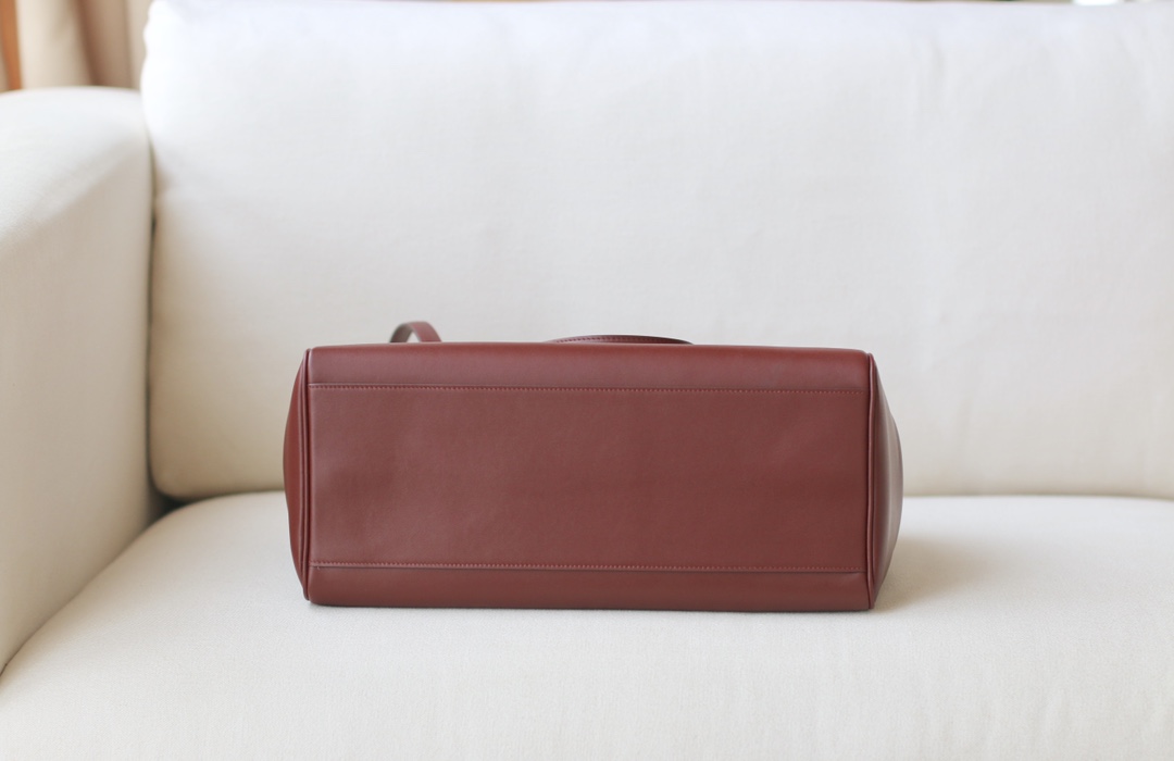 𝐂𝐞𝐥𝐢𝐧𝐞 soft 16 large soft bag in smooth calfskin