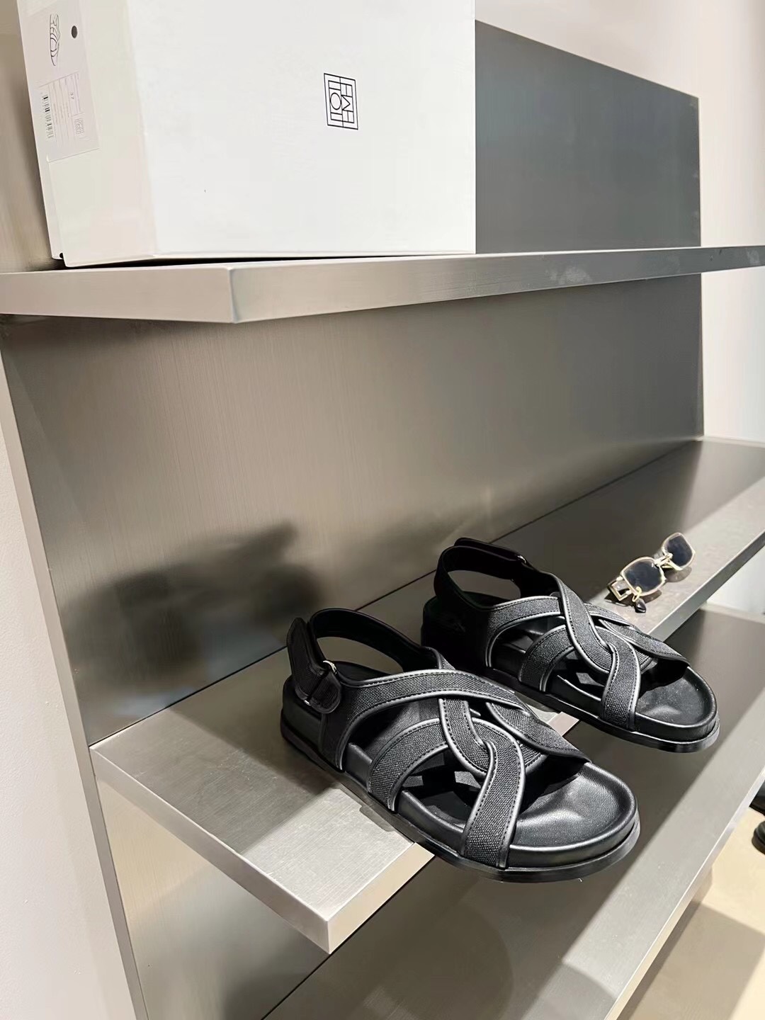 Toteme | 𝟐𝟎𝟐𝟏/𝐒𝐒 𝐧𝐞𝐰  Minimalist style toteme 2022/aw retro Roman sandals