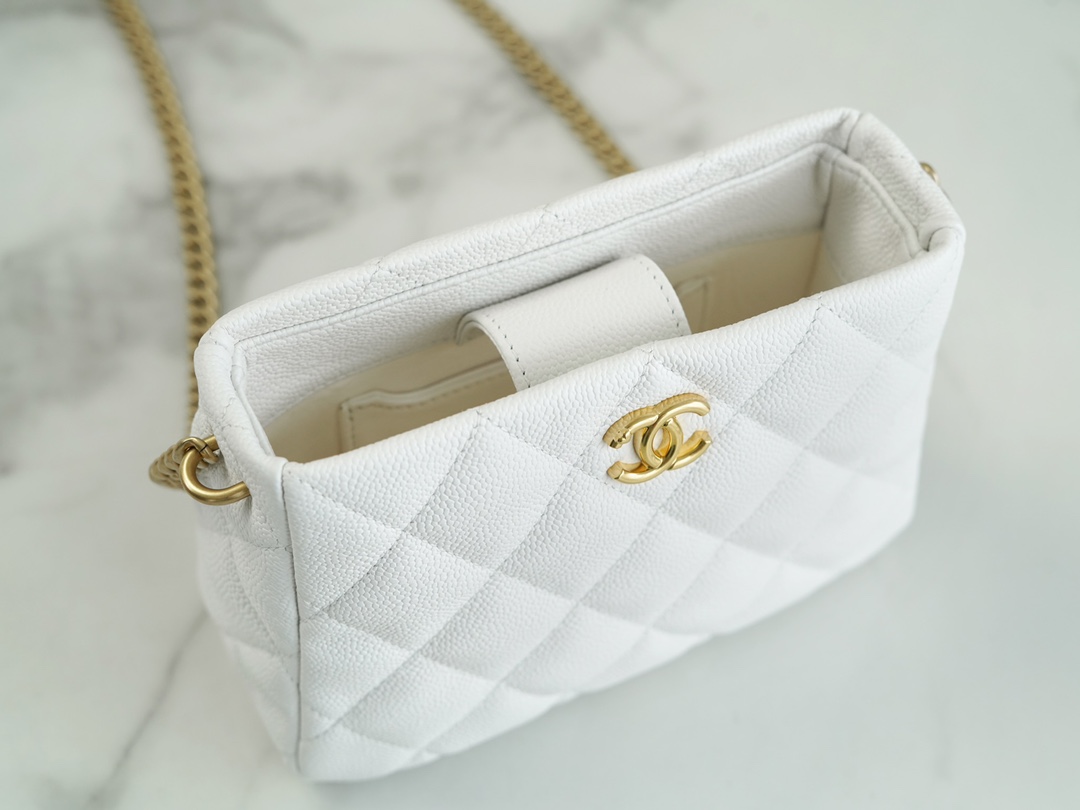 𝗖𝗛𝗔𝗡𝗘𝗟✦ 23P Spring Summer New Love Adjustable Buckle HoBo Bag White