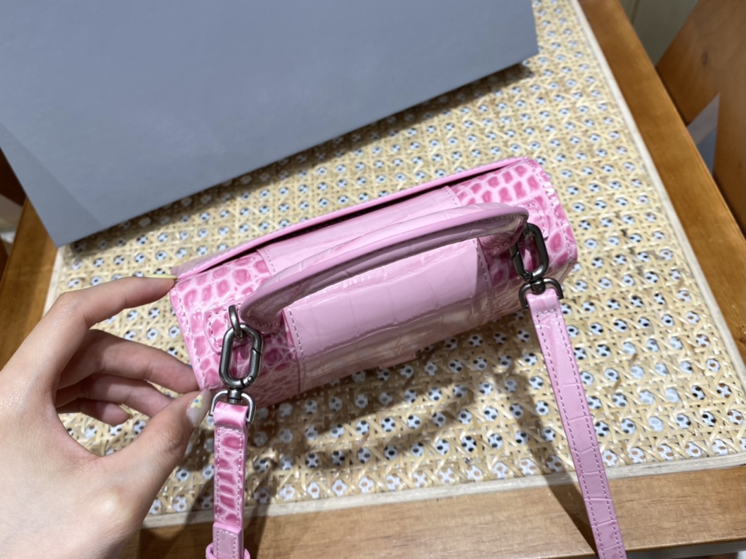 BALENCIAGA 𝐇𝐨𝐮𝐫𝐠𝐥𝐚𝐬𝐬 𝐗𝐒 crocodile-textured cowhide