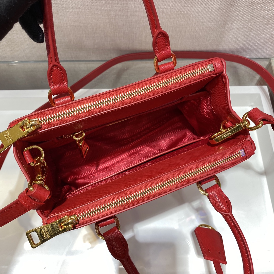 𝐏𝐑𝐀𝐃𝐀 Galleria Handbags 1BA906