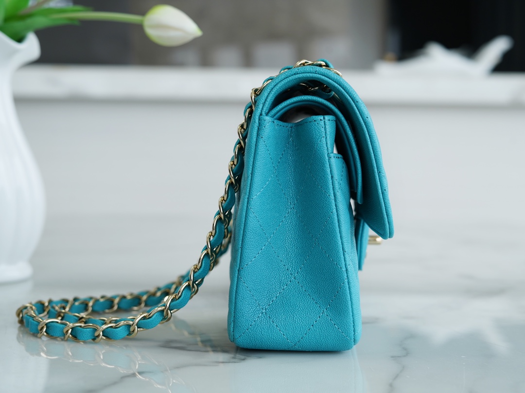 𝐂𝐇𝐀𝐍𝐄𝐋 Classic Flap washed cowhide is made from the most delicate calves just born washed fetal cow small 🦚 peacock blue