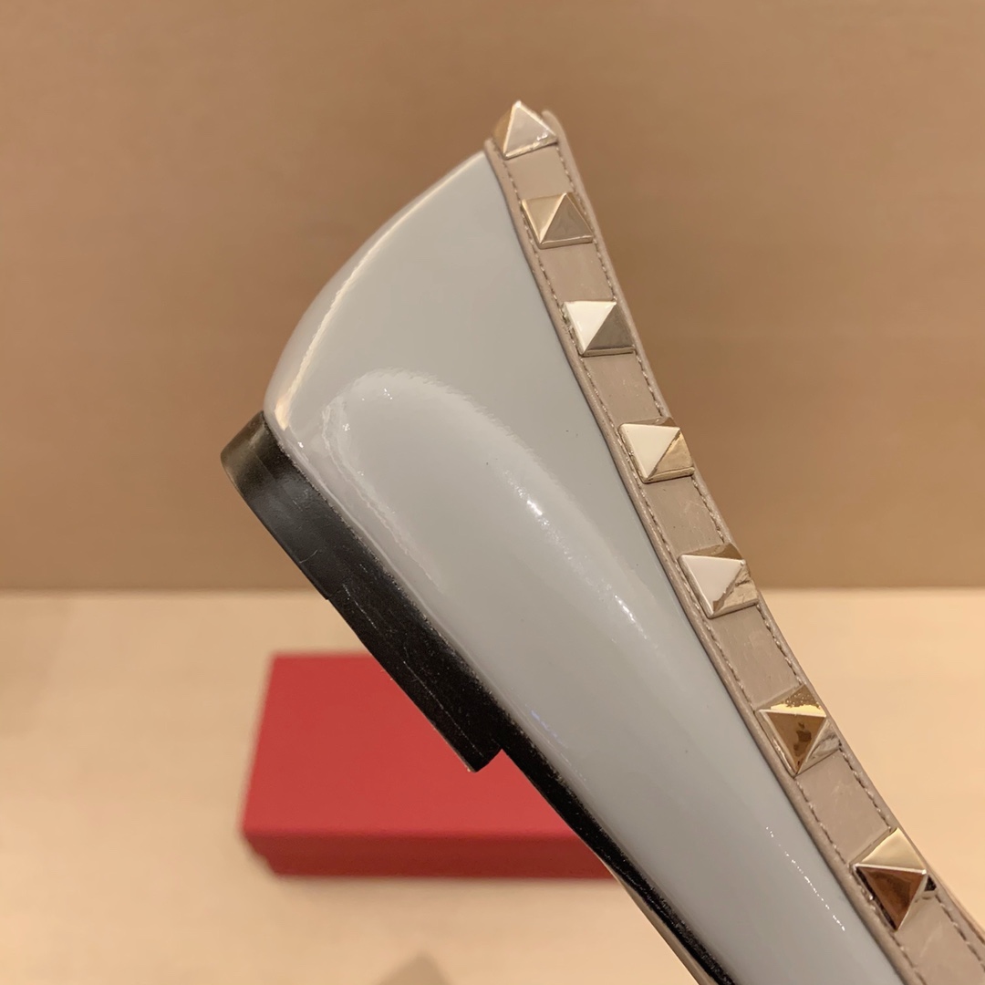 【Valentino】𝟐𝟎𝟐𝟏/𝐒𝐒 𝐧𝐞𝐰 Valentino studded flat shoes top version OEM level exclusive models