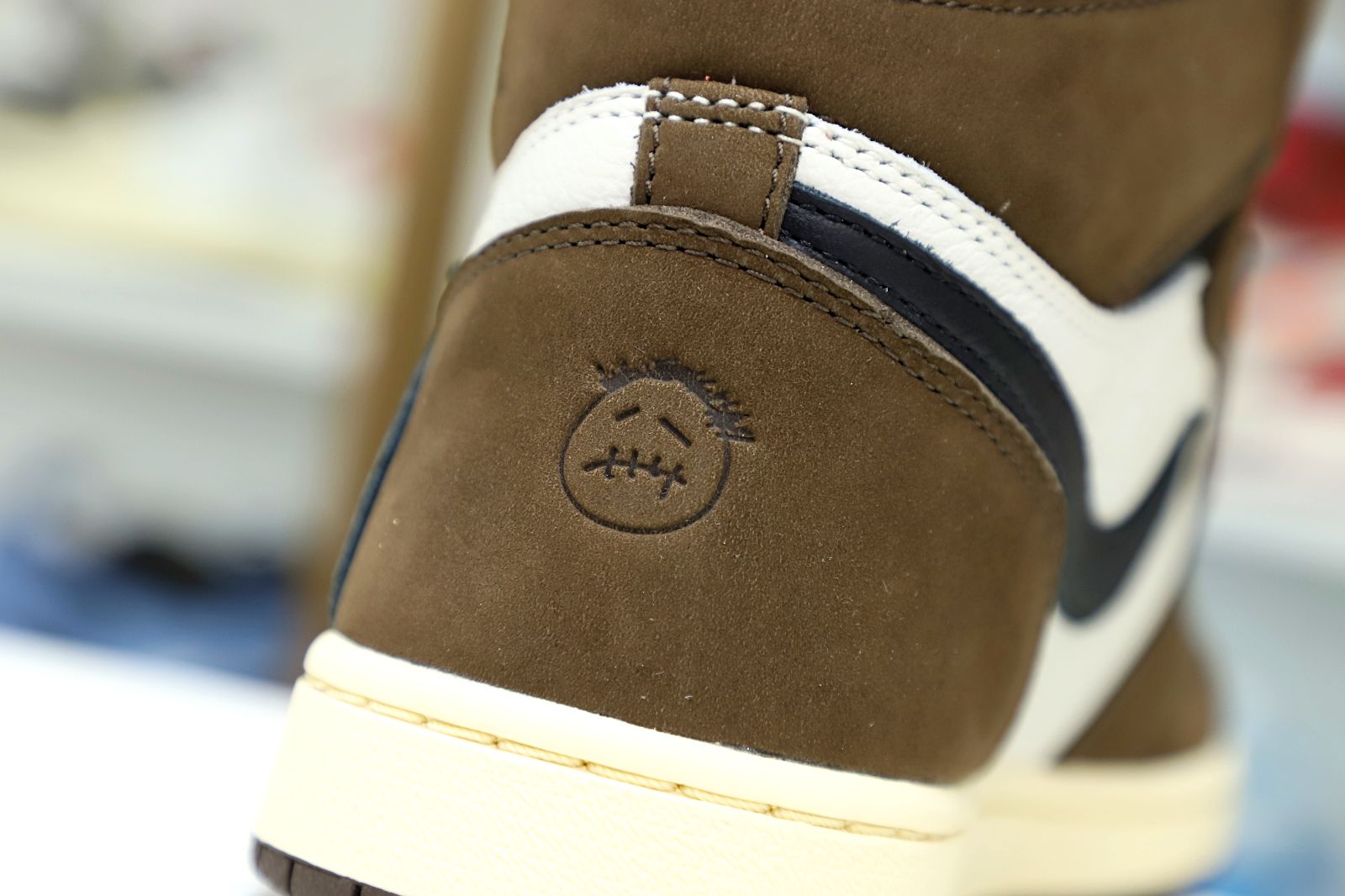 TRAVIS SCOTT X AIR JORDAN 1 RETRO HIGH OG MOCHA