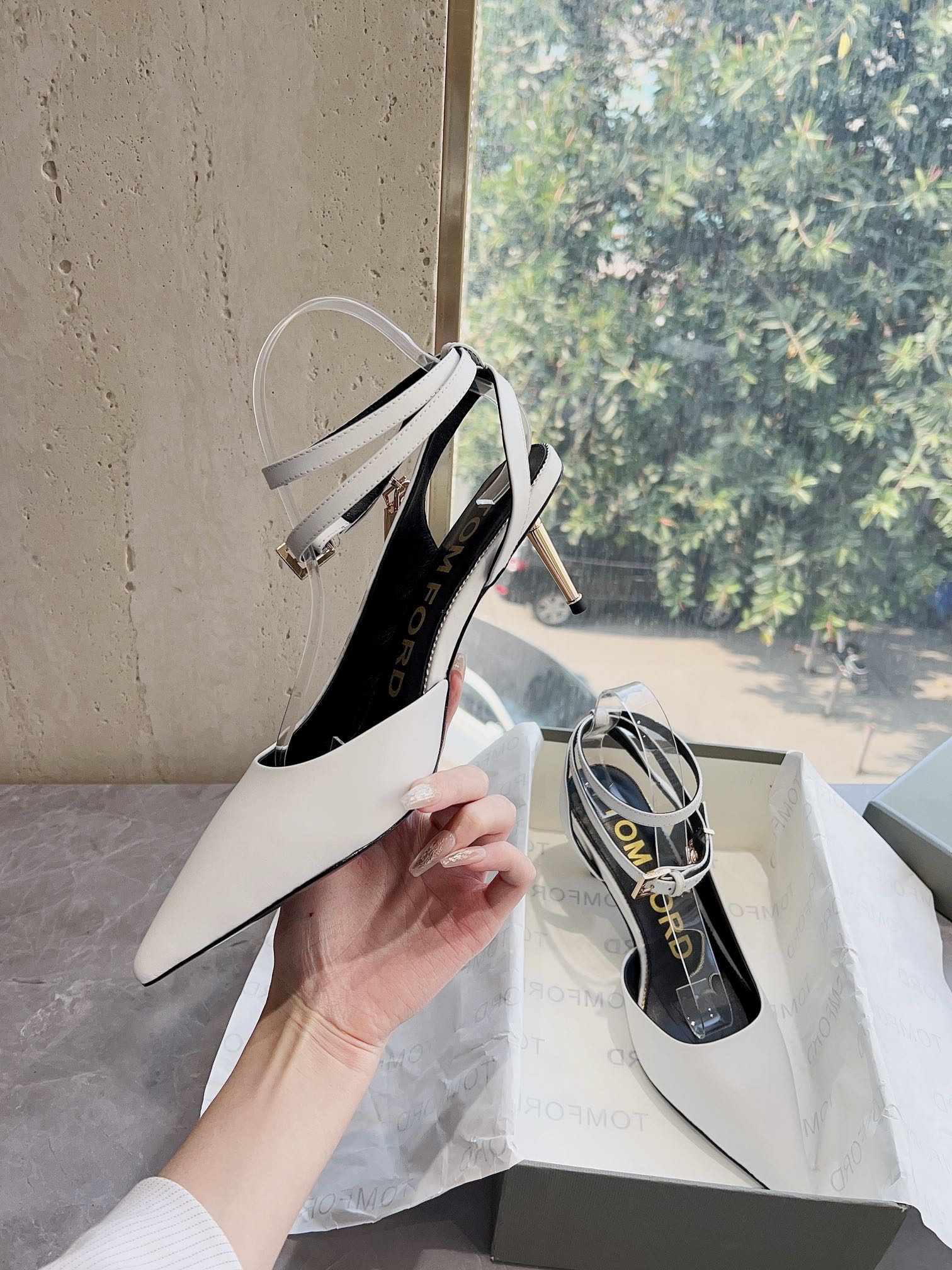 𝐓𝐎𝐌𝐅𝐎𝐑𝐃｜𝟐𝟎𝟐𝟑𝐒𝐒/𝐧𝐞𝐰  Dolce & Ga women's jeweled buckle jacquard raglan heels