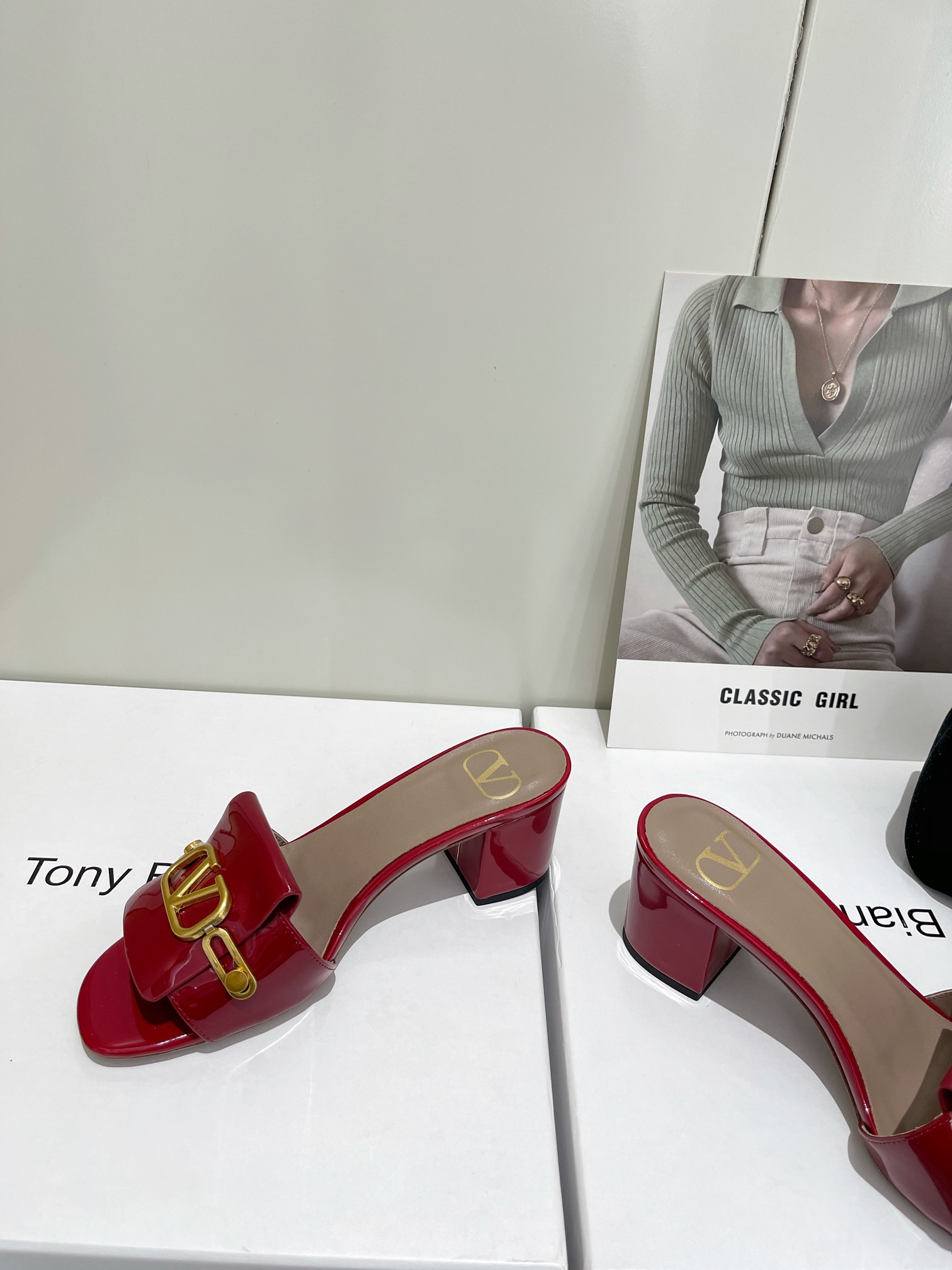 【Valentino】𝟐𝟎𝟐𝟏/𝐒𝐒 𝐧𝐞𝐰  Valentino 2022 / fw spring and summer new women's slippers