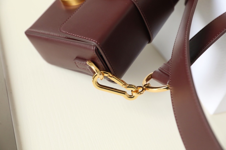 Montaigne Wine Red 𝙢𝙞𝙣𝙞 Box Bag