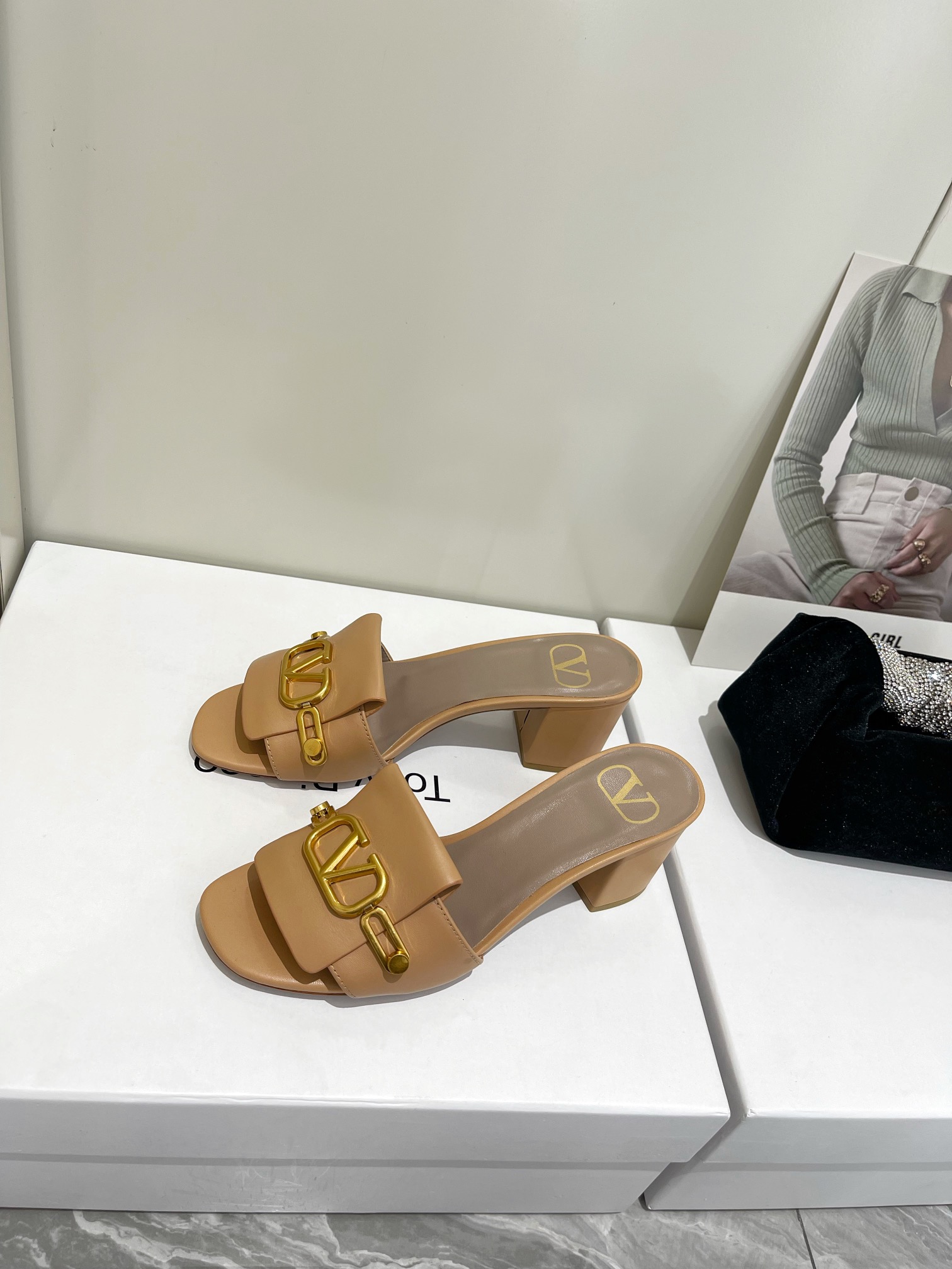 【Valentino】𝟐𝟎𝟐𝟏/𝐒𝐒 𝐧𝐞𝐰  Valentino 2022 / fw spring and summer new women's slippers