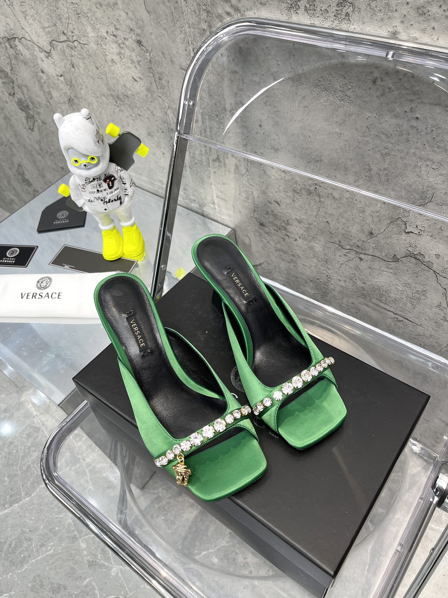 𝐕𝐞𝐫𝐬𝐚𝐜𝐞｜𝟐𝟎𝟐𝟐/𝐒𝐒 𝐧𝐞𝐰 Gold LA MEDUSA string with sparkling crystal ribbon