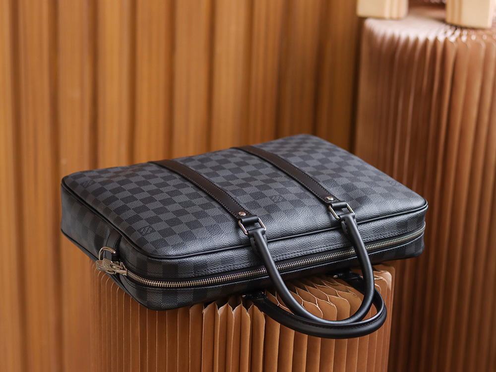 Louis Vuitton 𝐏𝐎𝐑𝐓𝐄 𝐃𝐎𝐂𝐔𝐌𝐄𝐍𝐓𝐒 𝐕𝐎𝐘𝐀𝐆𝐄 Briefcase M41478