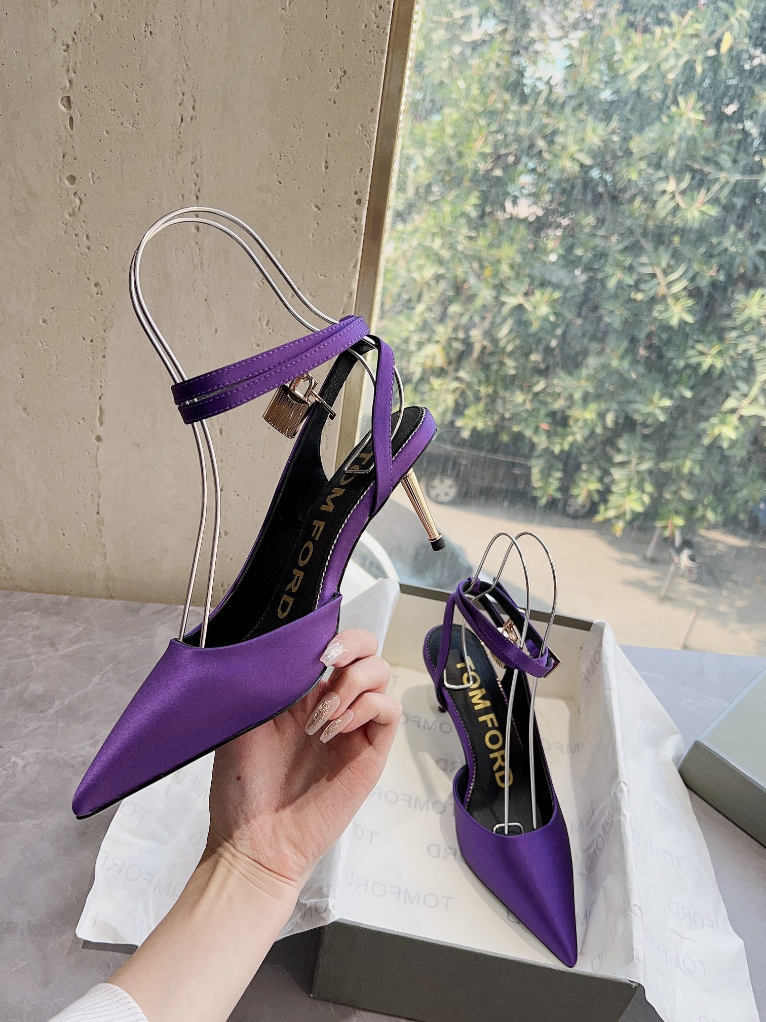 𝐓𝐎𝐌𝐅𝐎𝐑𝐃｜𝟐𝟎𝟐𝟑𝐒𝐒/𝐧𝐞𝐰  Dolce & Ga women's jeweled buckle jacquard raglan heels