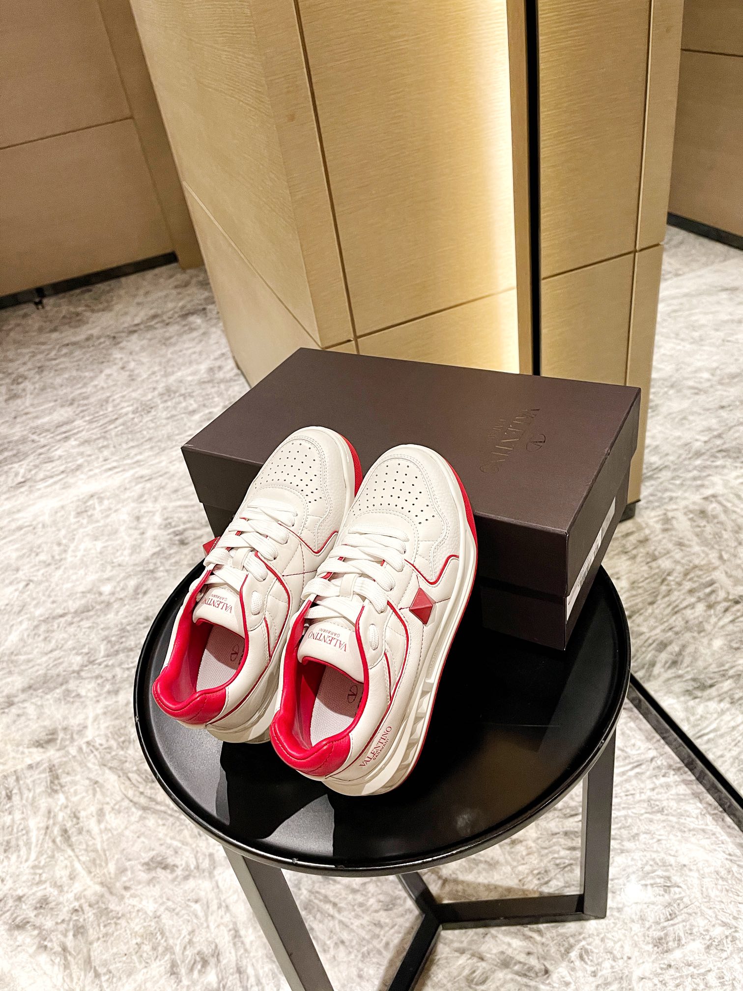 【Valentino】𝟐𝟎𝟐𝟏/𝐒𝐒 𝐧𝐞𝐰 Valentino 2021 fall and winter new one stud sneakers couples on the new