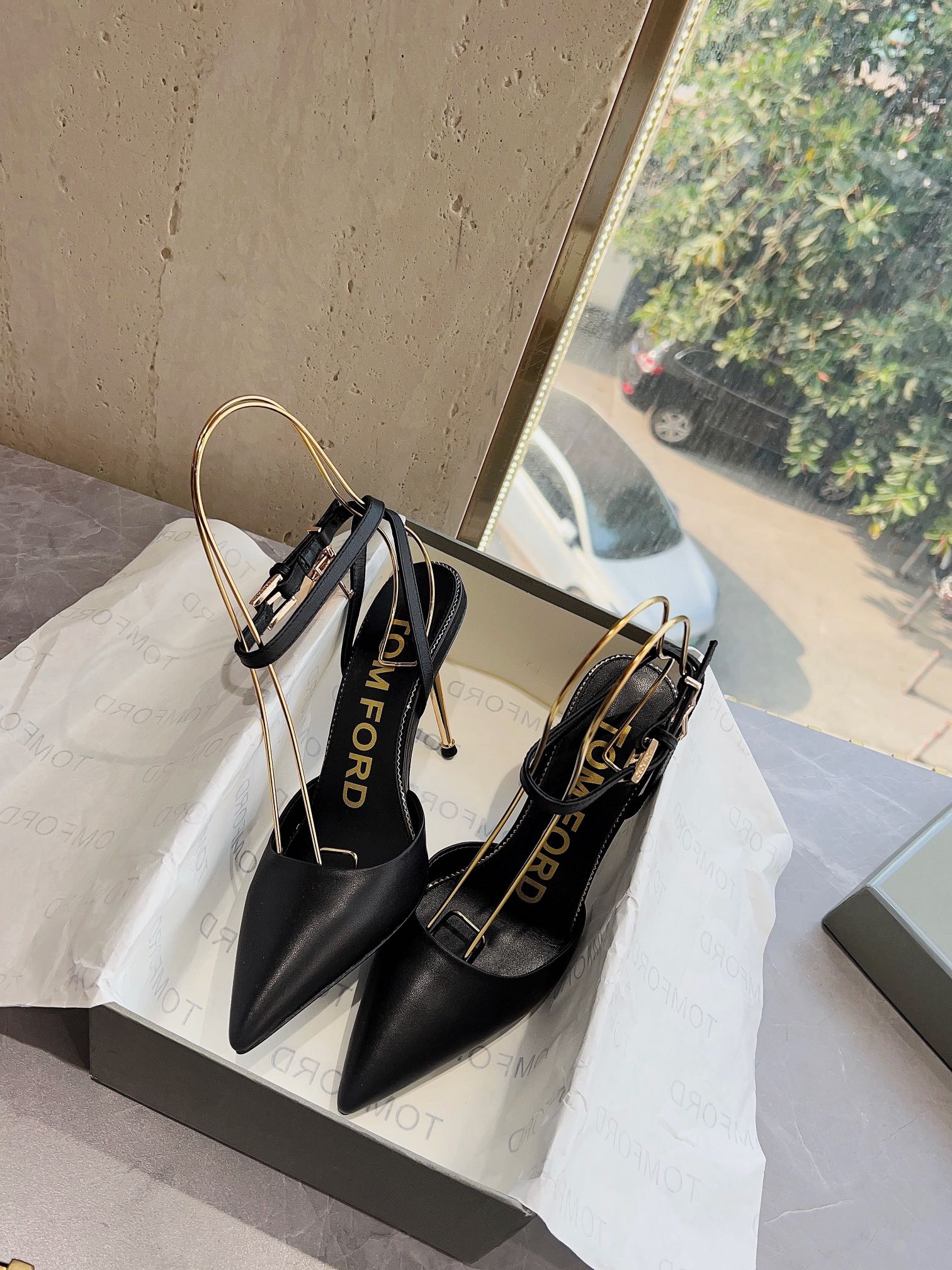 𝐓𝐎𝐌𝐅𝐎𝐑𝐃｜𝟐𝟎𝟐𝟑𝐒𝐒/𝐧𝐞𝐰  Dolce & Ga women's jeweled buckle jacquard raglan heels