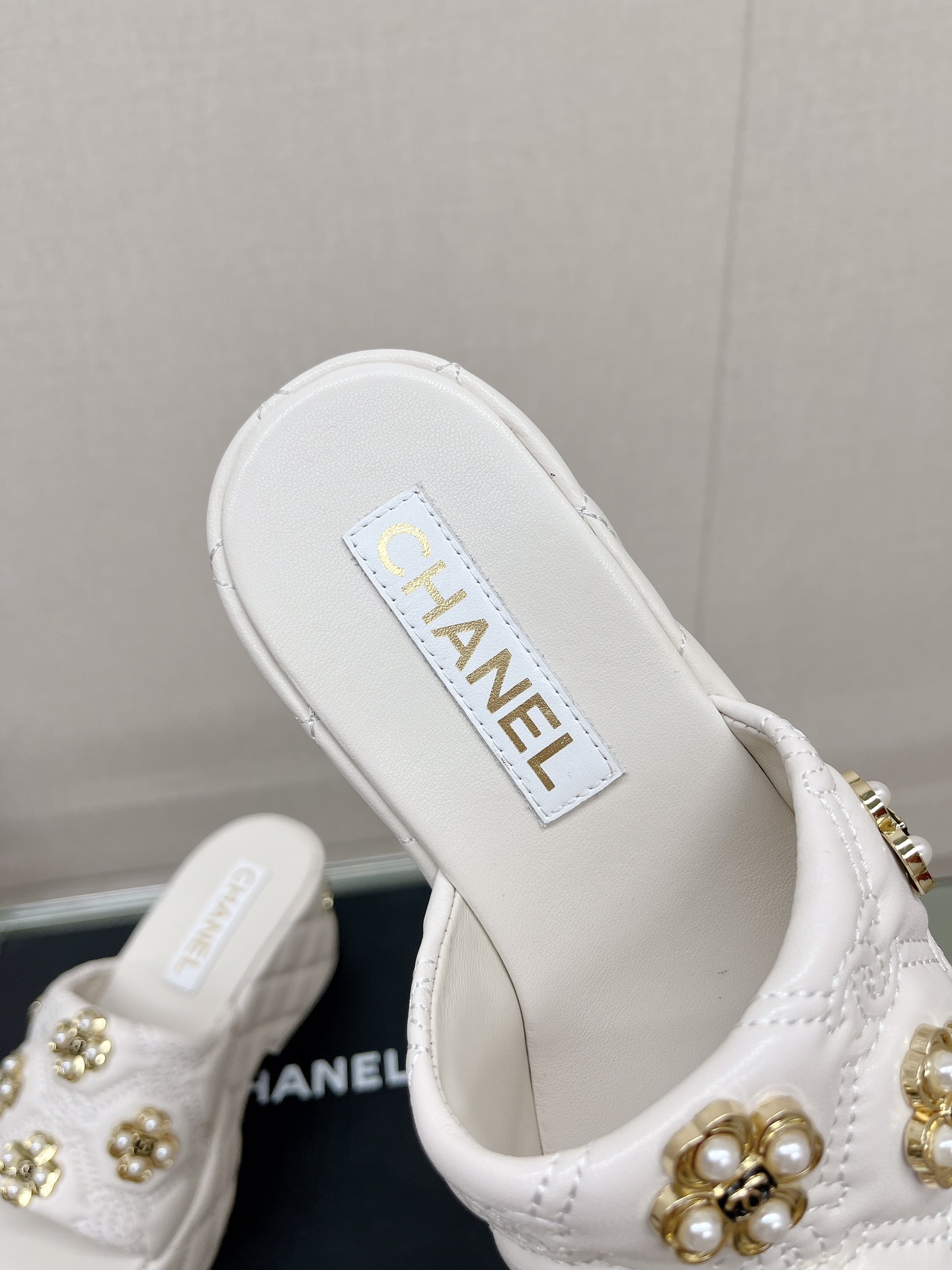 CHANEL water table thick bottom pearl flower slippers original rubber sole