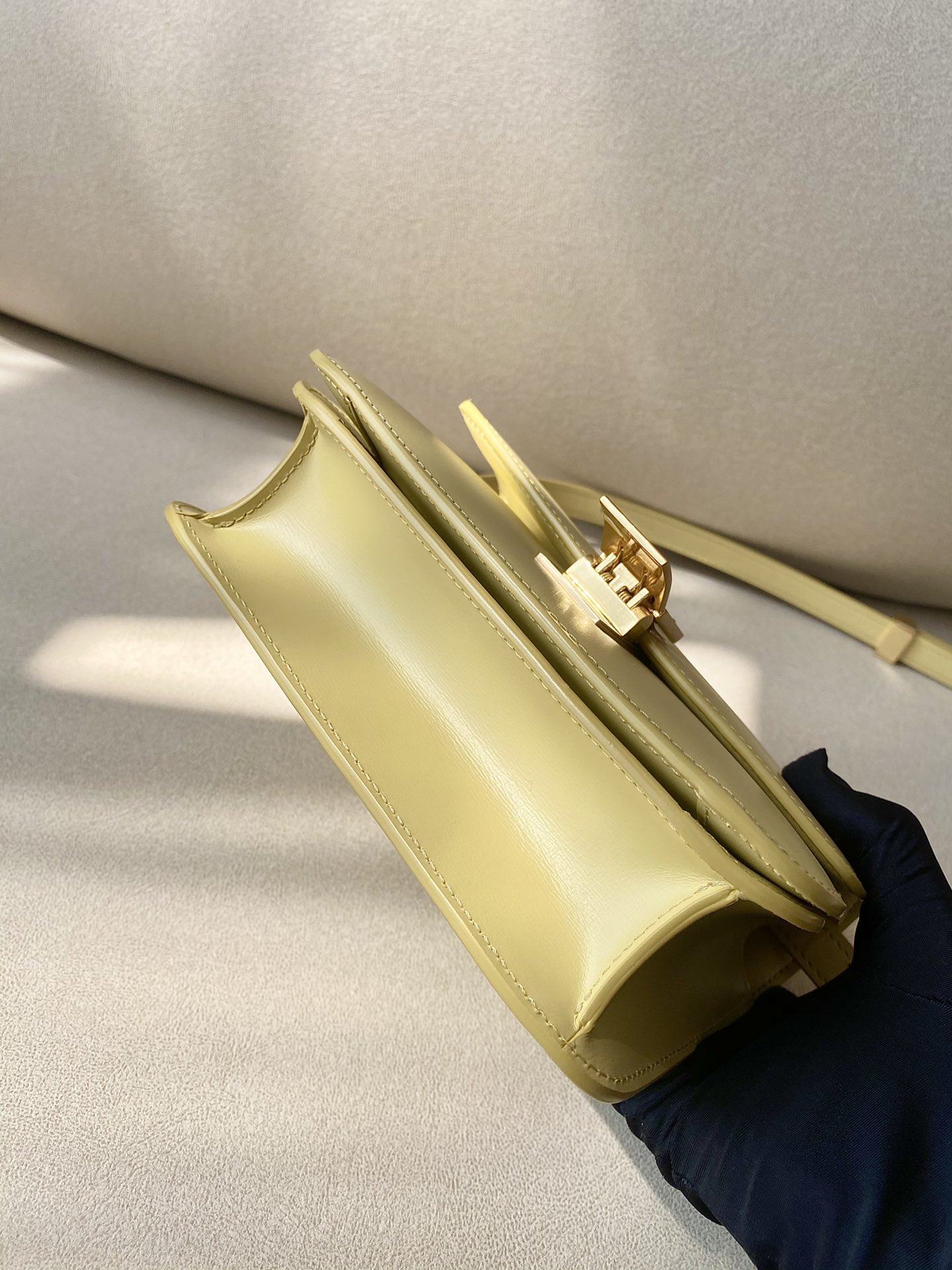 𝐂𝐞𝐥𝐢𝐧𝐞 Box Teen bag in polished calfskin