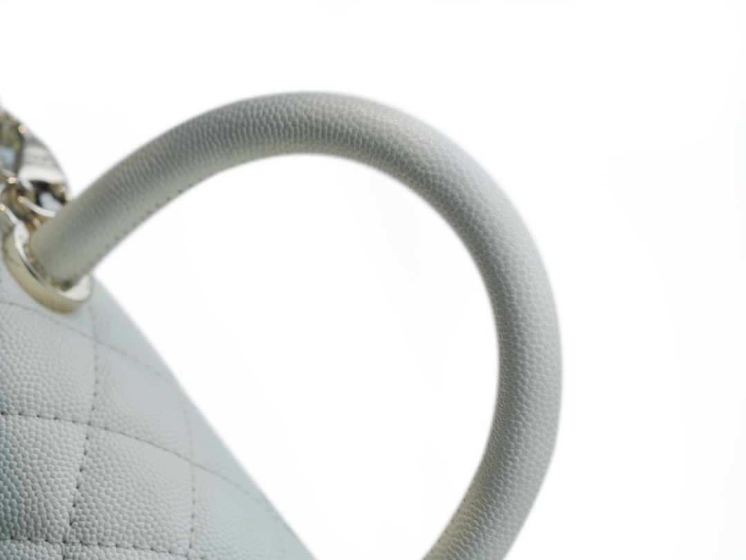 CHANEL 𝑪𝒐𝑪𝒐 𝒉𝒂𝒏𝒅𝒍𝒆 New Cowhide Handle Small Beige