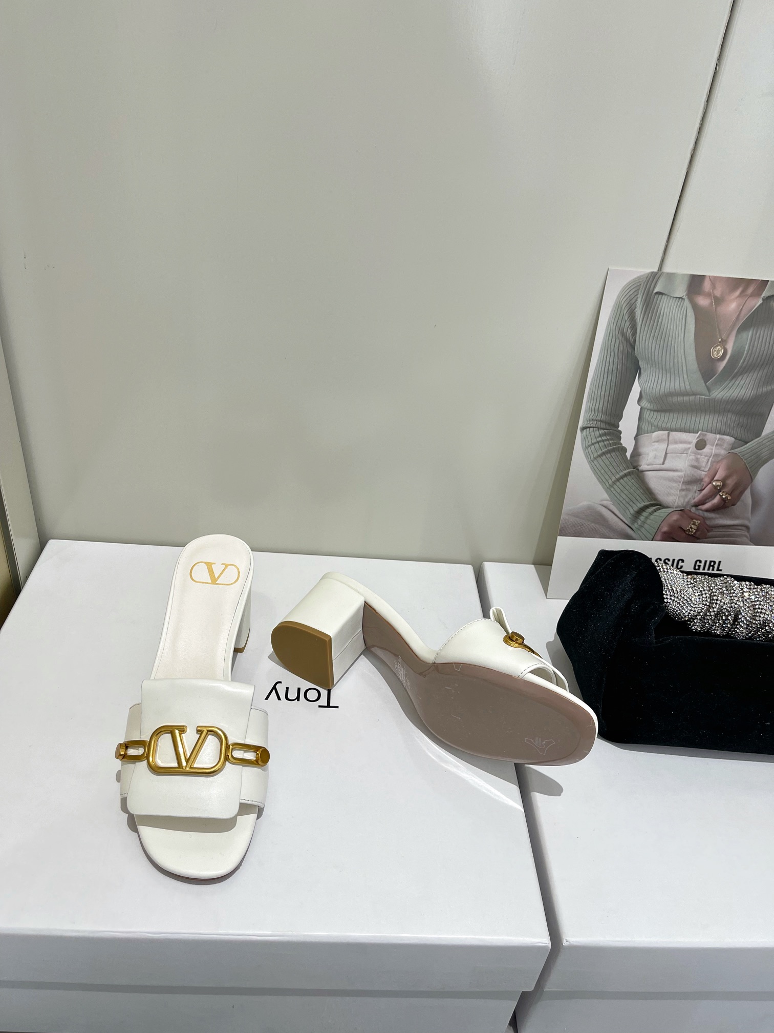 【Valentino】𝟐𝟎𝟐𝟏/𝐒𝐒 𝐧𝐞𝐰  Valentino 2022 / fw spring and summer new women's slippers