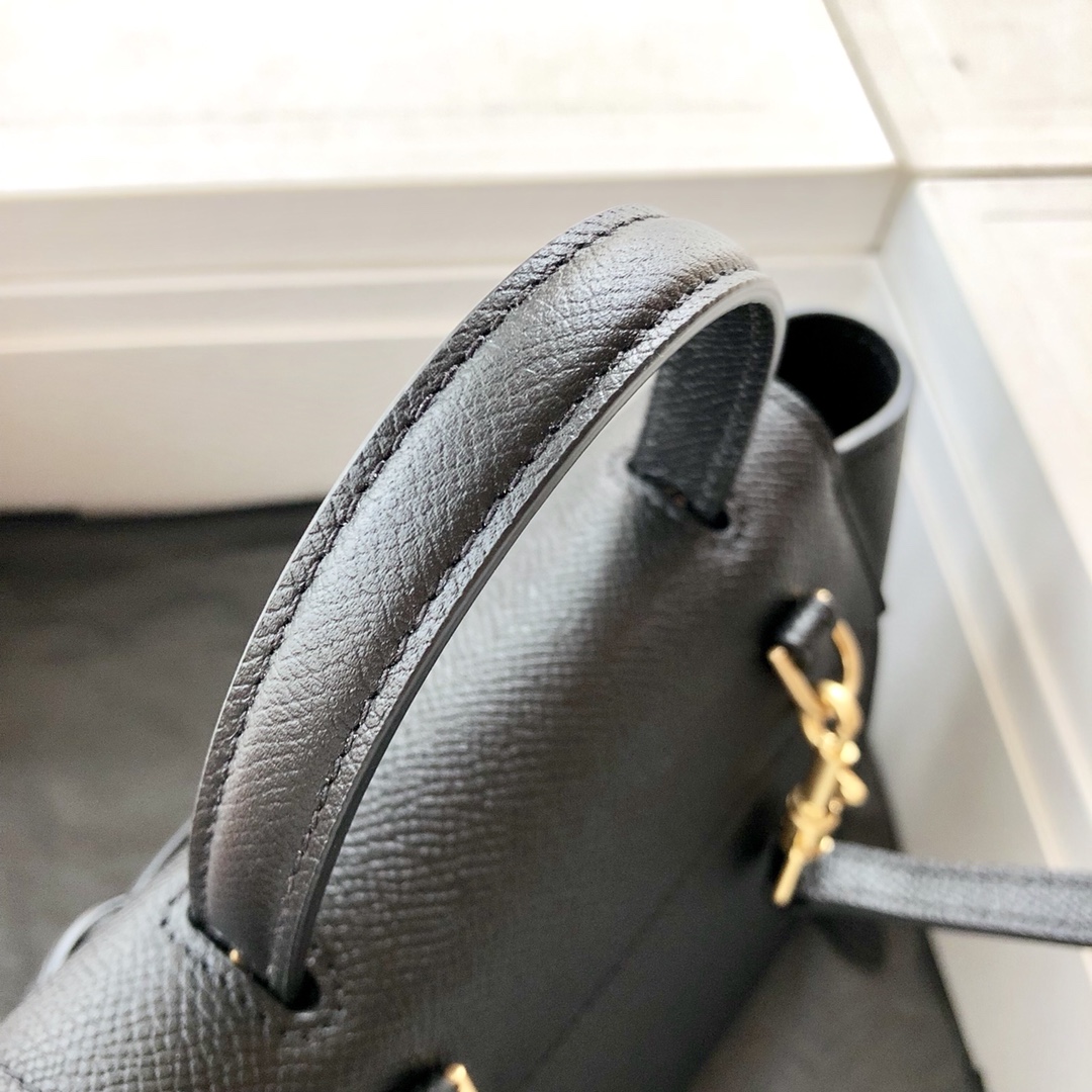 𝐂𝐞𝐥𝐢𝐧𝐞 𝐛𝐞𝐥𝐭 𝐩𝐢𝐜𝐨 𝟏𝟔𝐜𝐦 Grained Calfskin Bag