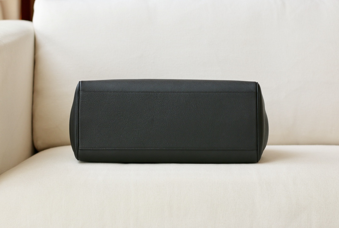 𝐂𝐞𝐥𝐢𝐧𝐞 soft 16 large soft bag in smooth calfskin