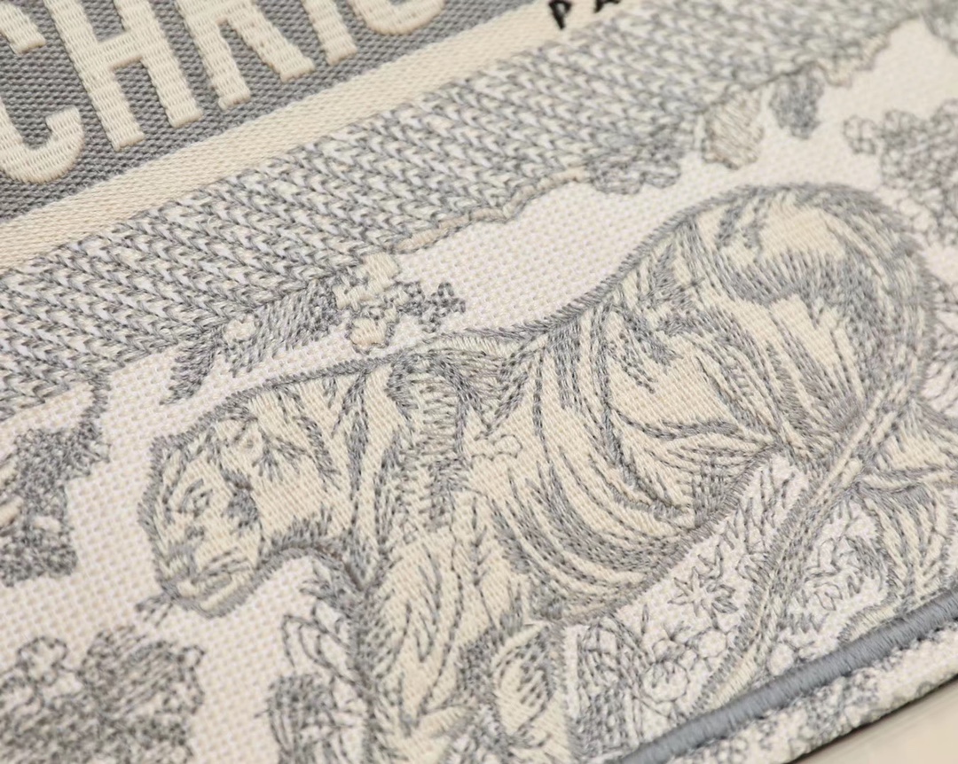 DIOR TOTE Grey Tiger