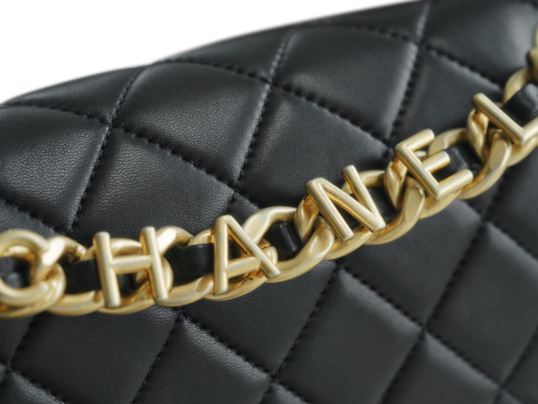 𝗖𝗛𝗔𝗡𝗘𝗟 23p alphabet chain mouth flap bag